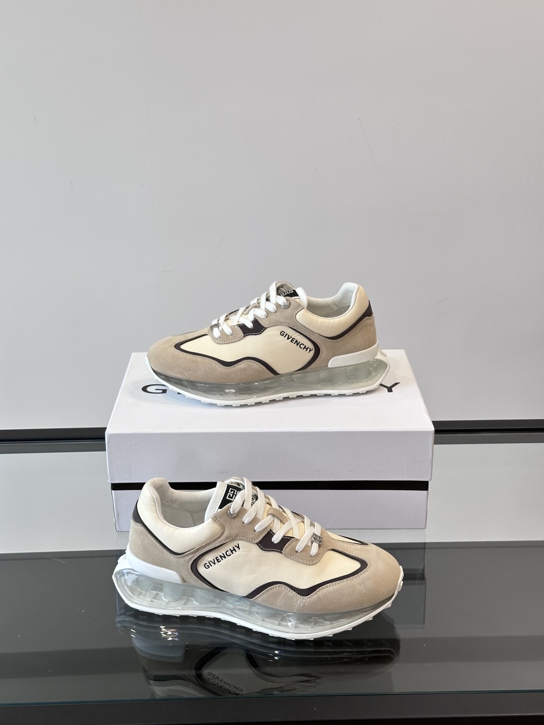 Givench*.纪梵希休闲运动鞋👟，采用进口小牛皮打造搭配气垫大底，鞋身饰有纪梵希金属logo，内里小