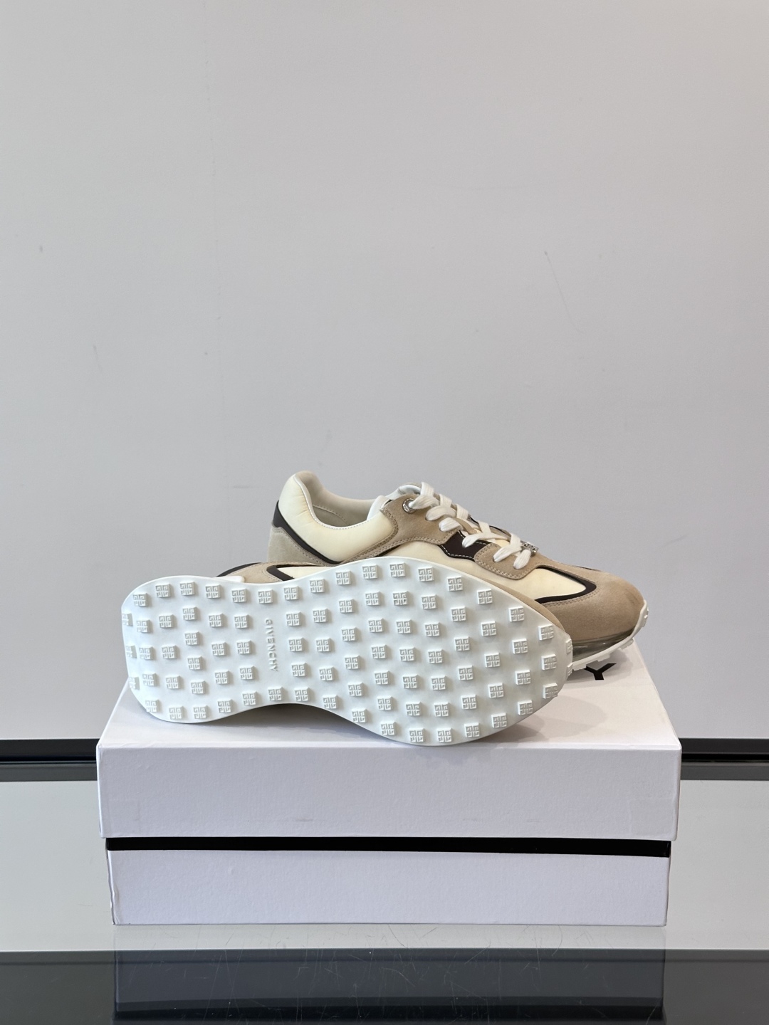 Givench*.纪梵希休闲运动鞋👟，采用进口小牛皮打造搭配气垫大底，鞋身饰有纪梵希金属logo，内里小