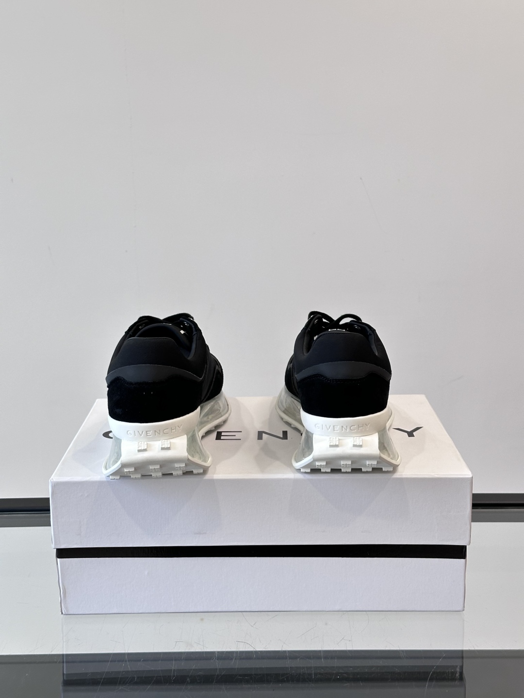 Givench*.纪梵希休闲运动鞋👟，采用进口小牛皮打造搭配气垫大底，鞋身饰有纪梵希金属logo，内里小