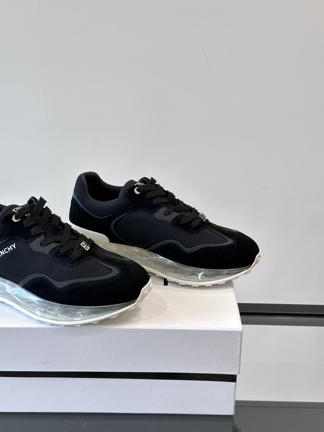 Givench*.纪梵希休闲运动鞋👟，采用进口小牛皮打造搭配气垫大底，鞋身饰有纪梵希金属logo，内里小