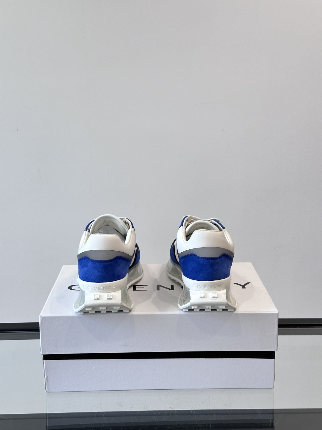 Givench*.纪梵希休闲运动鞋👟，采用进口小牛皮打造搭配气垫大底，鞋身饰有纪梵希金属logo，内里小