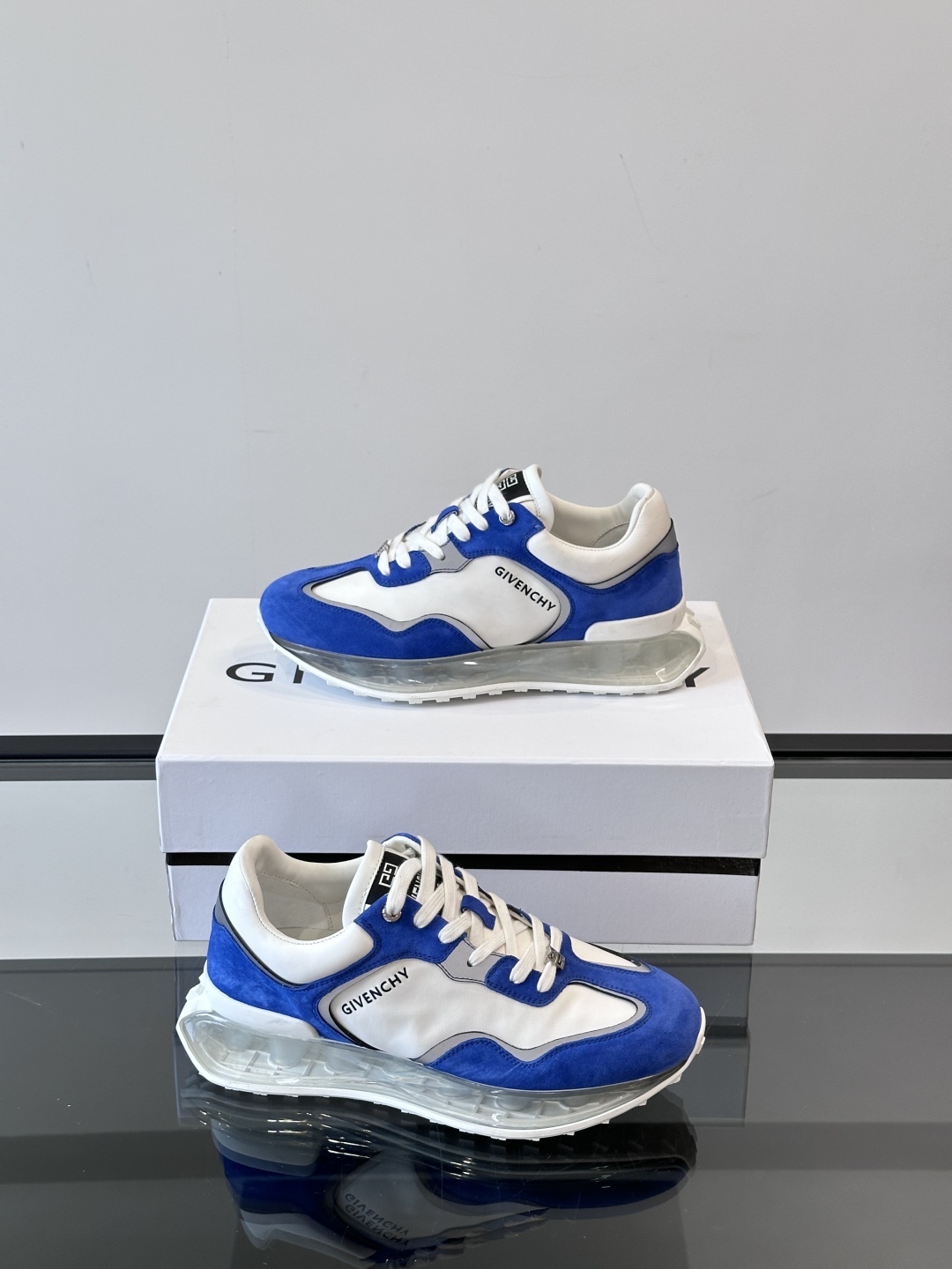 Givench*.纪梵希休闲运动鞋👟，采用进口小牛皮打造搭配气垫大底，鞋身饰有纪梵希金属logo，内里小