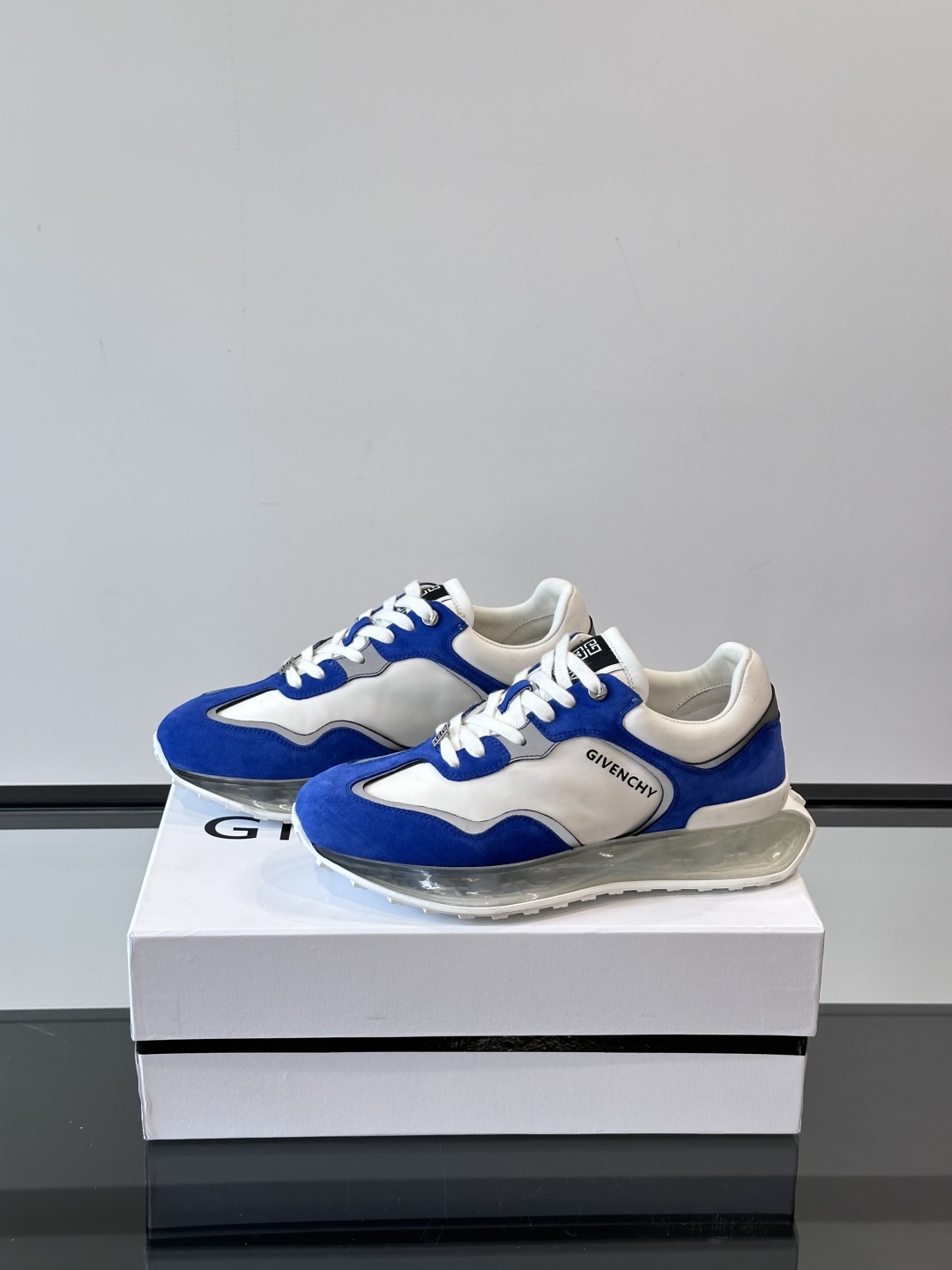 Givench*.纪梵希休闲运动鞋👟，采用进口小牛皮打造搭配气垫大底，鞋身饰有纪梵希金属logo，内里小