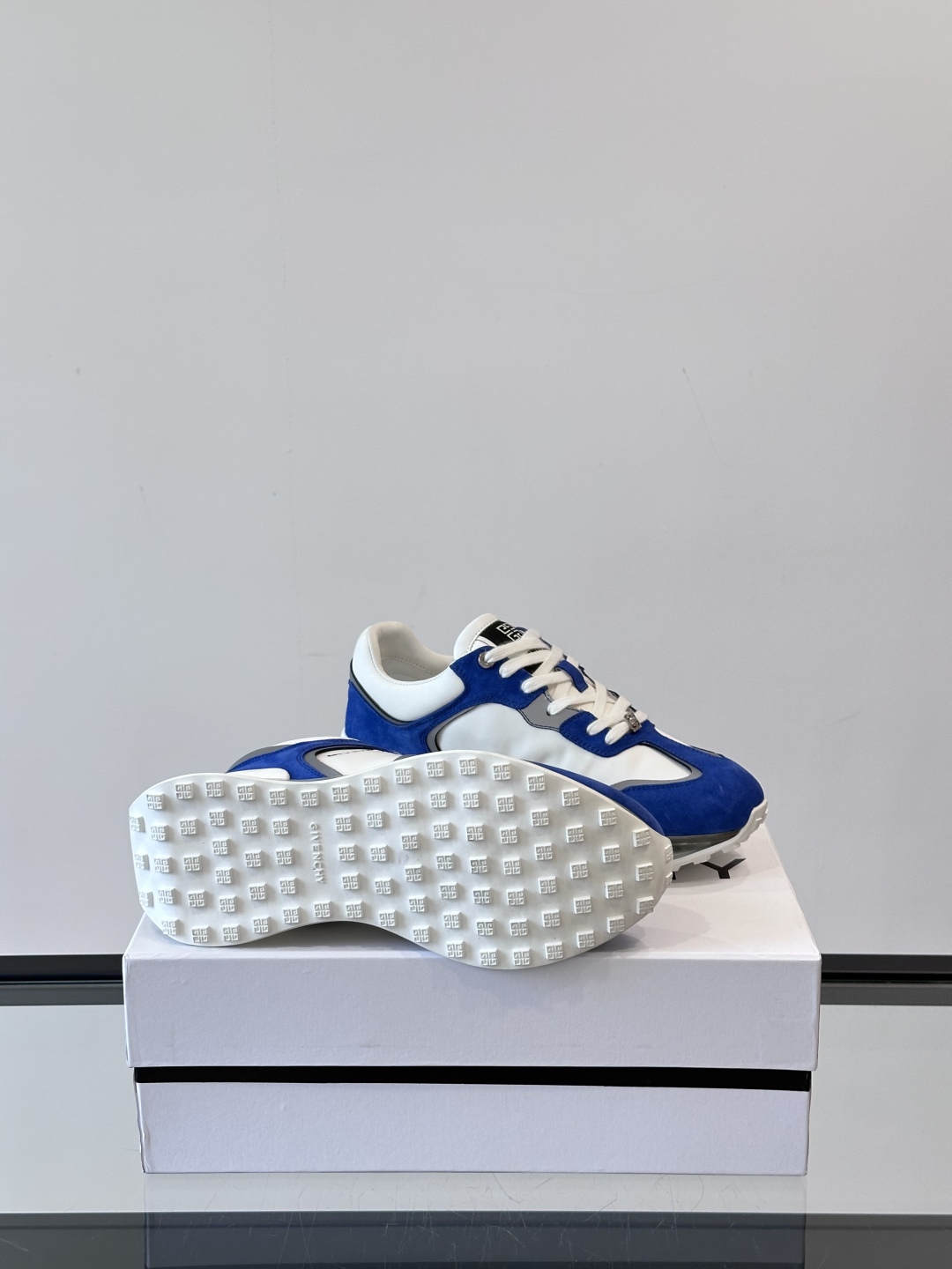 Givench*.纪梵希休闲运动鞋👟，采用进口小牛皮打造搭配气垫大底，鞋身饰有纪梵希金属logo，内里小
