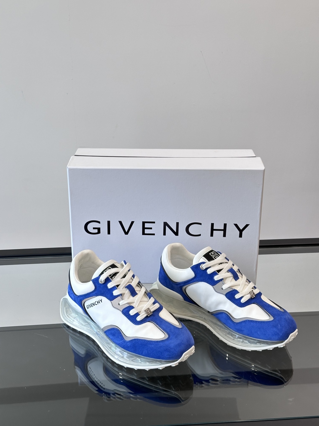 Givench*.纪梵希休闲运动鞋👟，采用进口小牛皮打造搭配气垫大底，鞋身饰有纪梵希金属logo，内里小