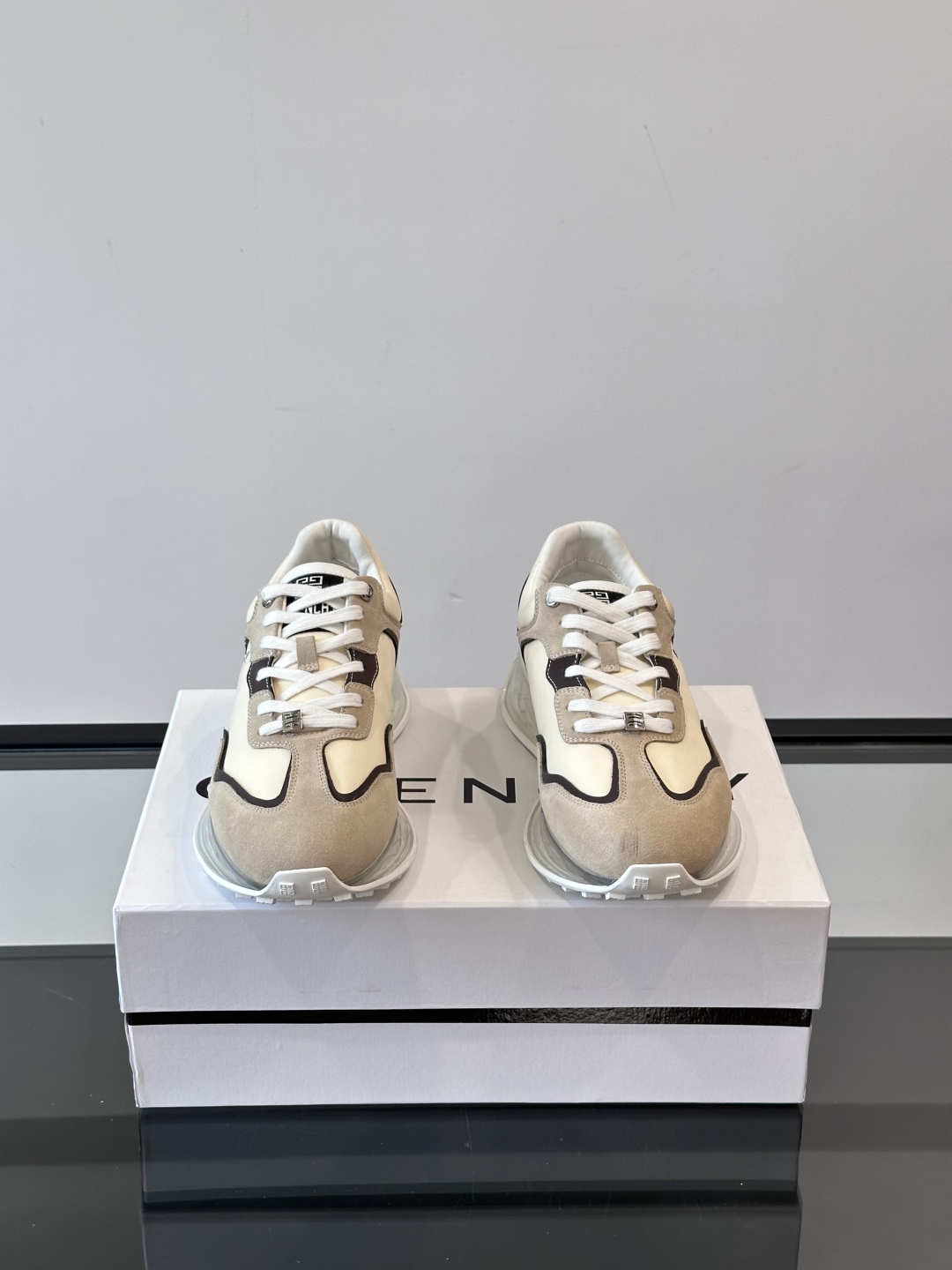 Givench*.纪梵希休闲运动鞋👟，采用进口小牛皮打造搭配气垫大底，鞋身饰有纪梵希金属logo，内里小
