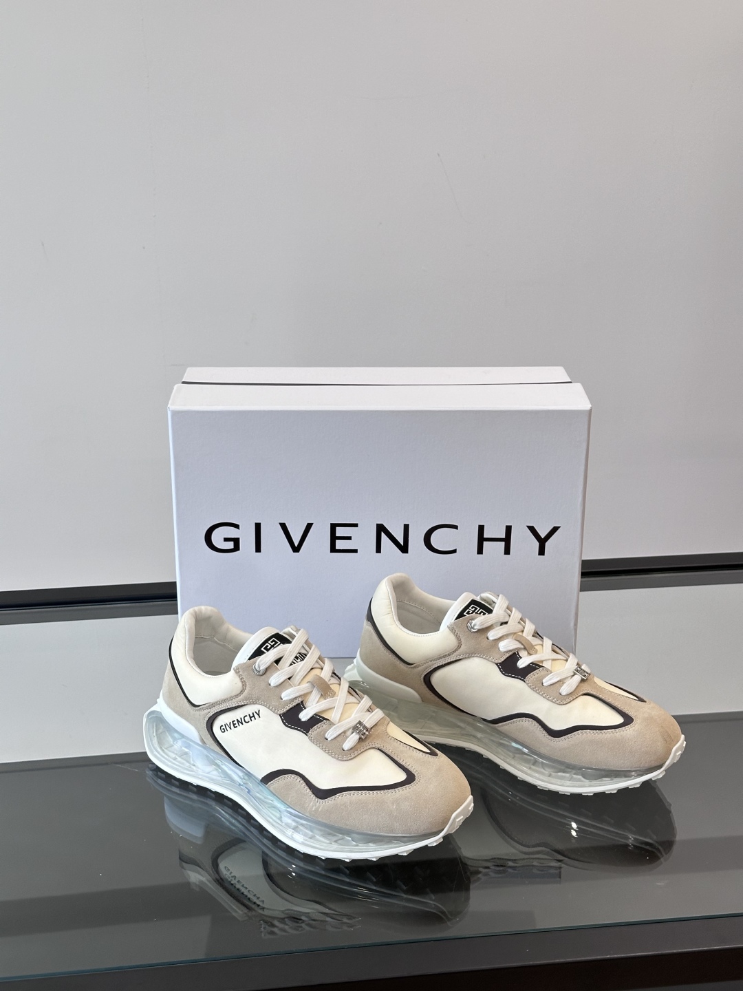 Givench*.纪梵希休闲运动鞋👟，采用进口小牛皮打造搭配气垫大底，鞋身饰有纪梵希金属logo，内里小