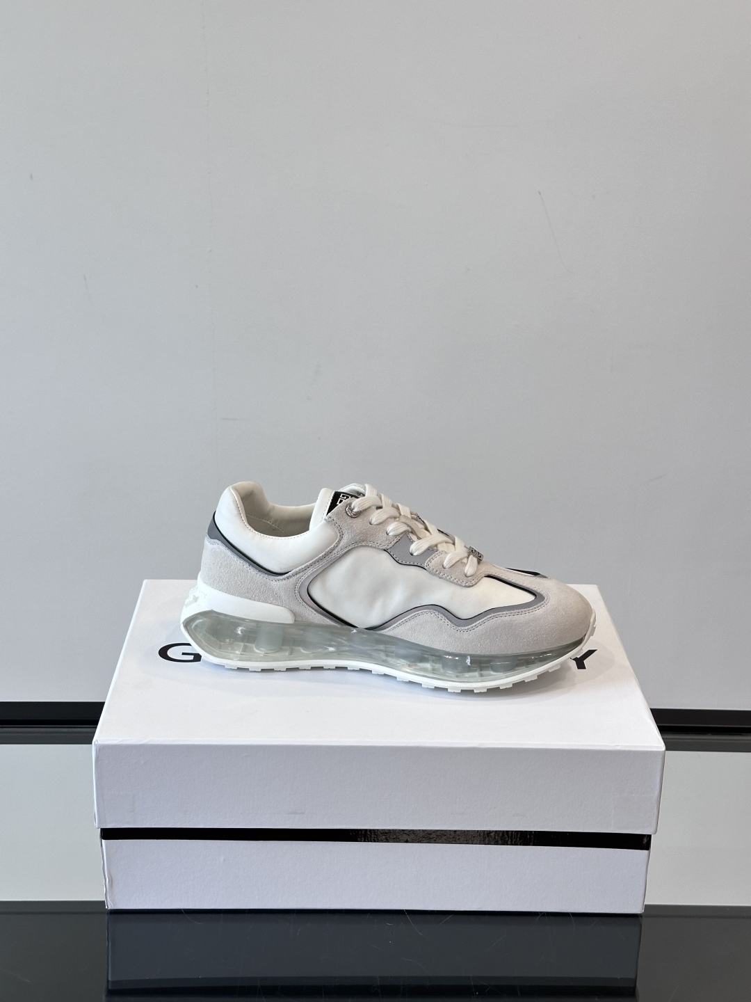 Givench*.纪梵希休闲运动鞋👟，采用进口小牛皮打造搭配气垫大底，鞋身饰有纪梵希金属logo，内里小