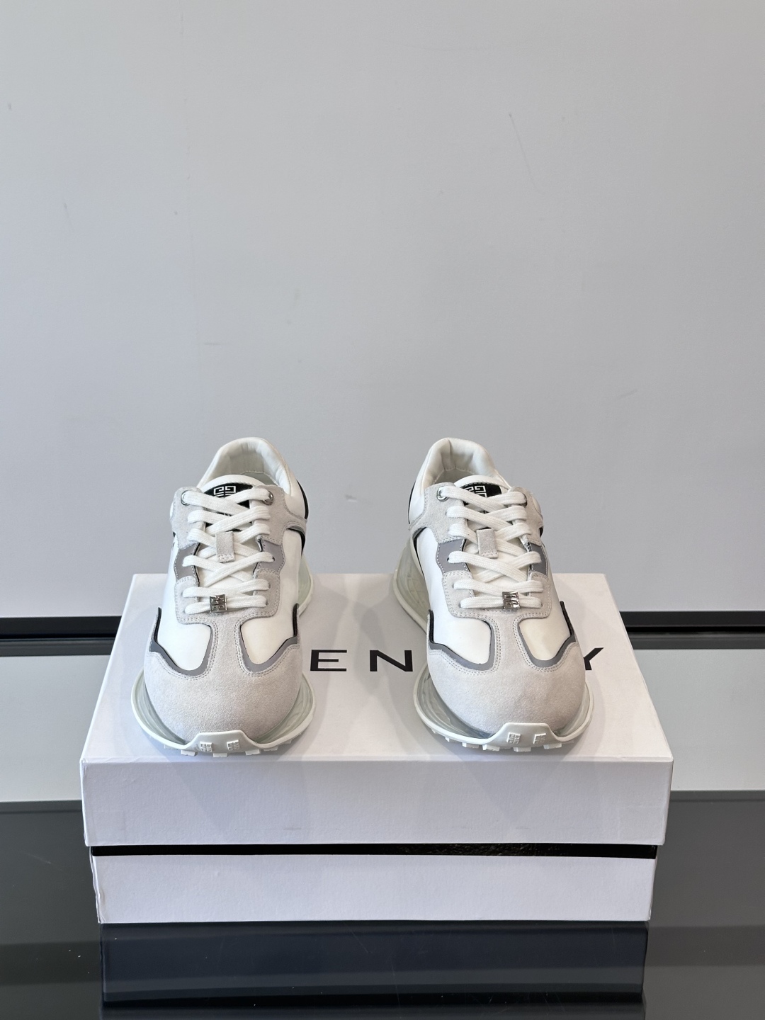 Givench*.纪梵希休闲运动鞋👟，采用进口小牛皮打造搭配气垫大底，鞋身饰有纪梵希金属logo，内里小