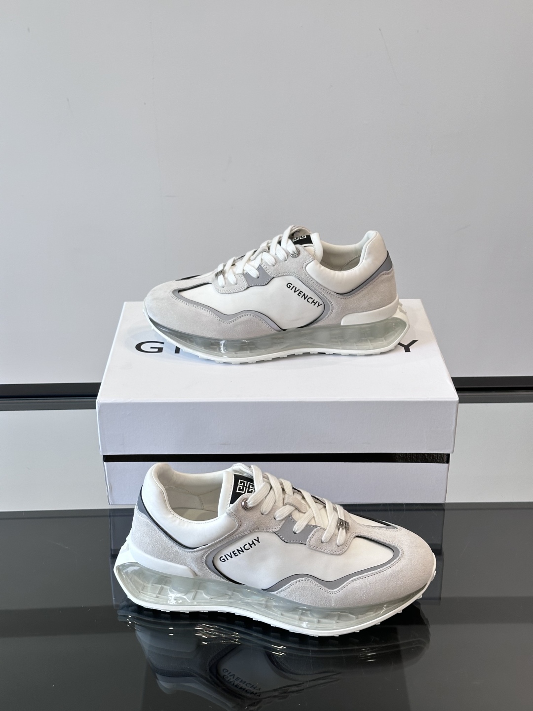 Givench*.纪梵希休闲运动鞋👟，采用进口小牛皮打造搭配气垫大底，鞋身饰有纪梵希金属logo，内里小