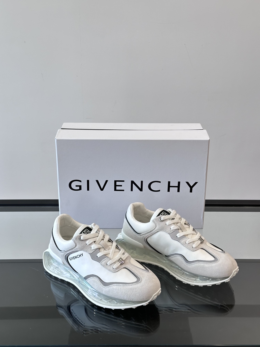 Givench*.纪梵希休闲运动鞋👟，采用进口小牛皮打造搭配气垫大底，鞋身饰有纪梵希金属logo，内里小