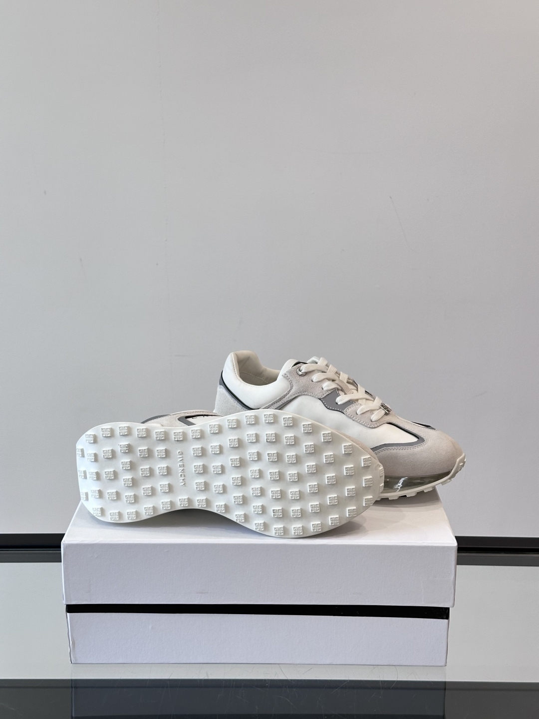 Givench*.纪梵希休闲运动鞋👟，采用进口小牛皮打造搭配气垫大底，鞋身饰有纪梵希金属logo，内里小