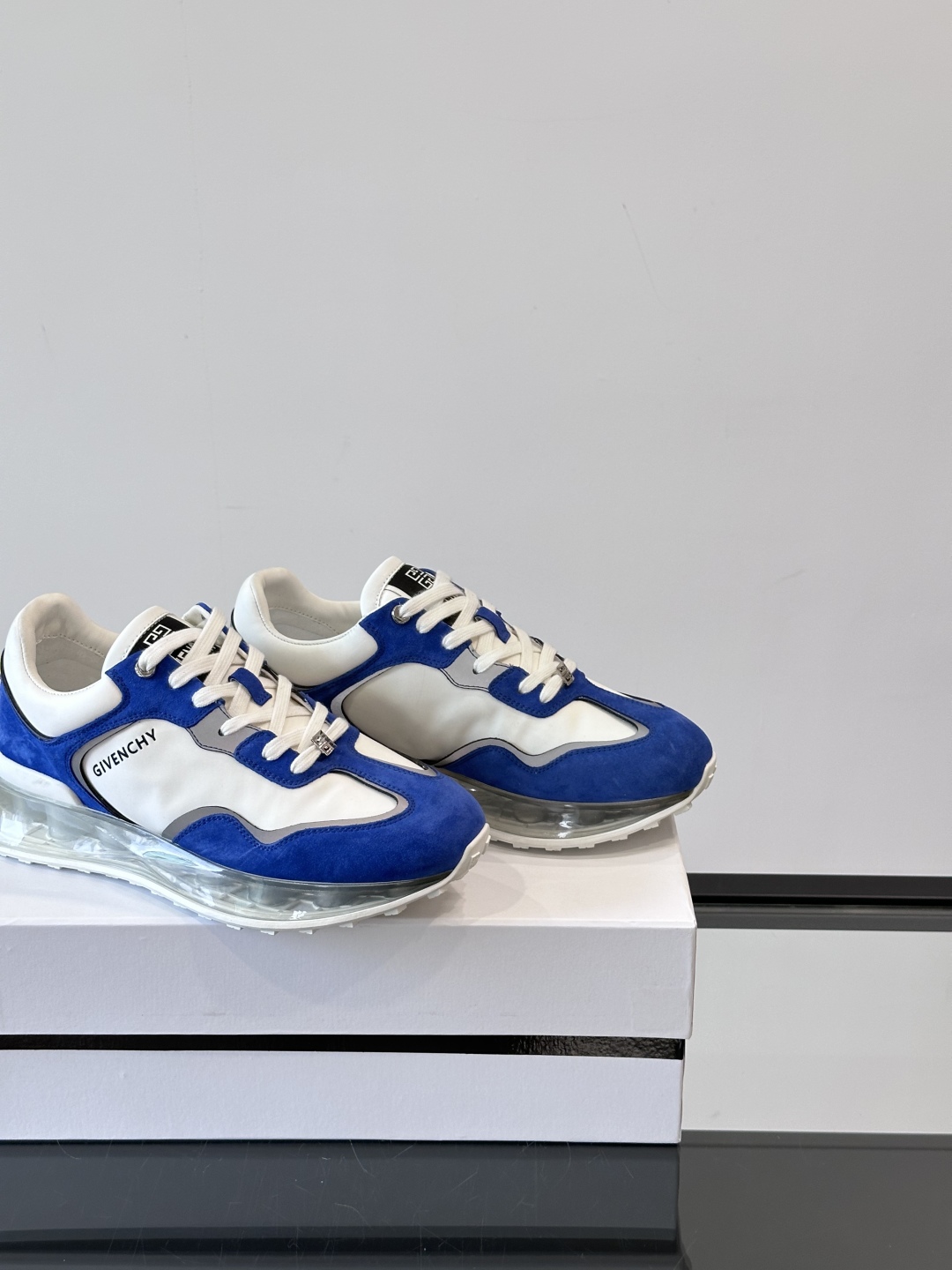 Givench*.纪梵希休闲运动鞋👟，采用进口小牛皮打造搭配气垫大底，鞋身饰有纪梵希金属logo，内里小