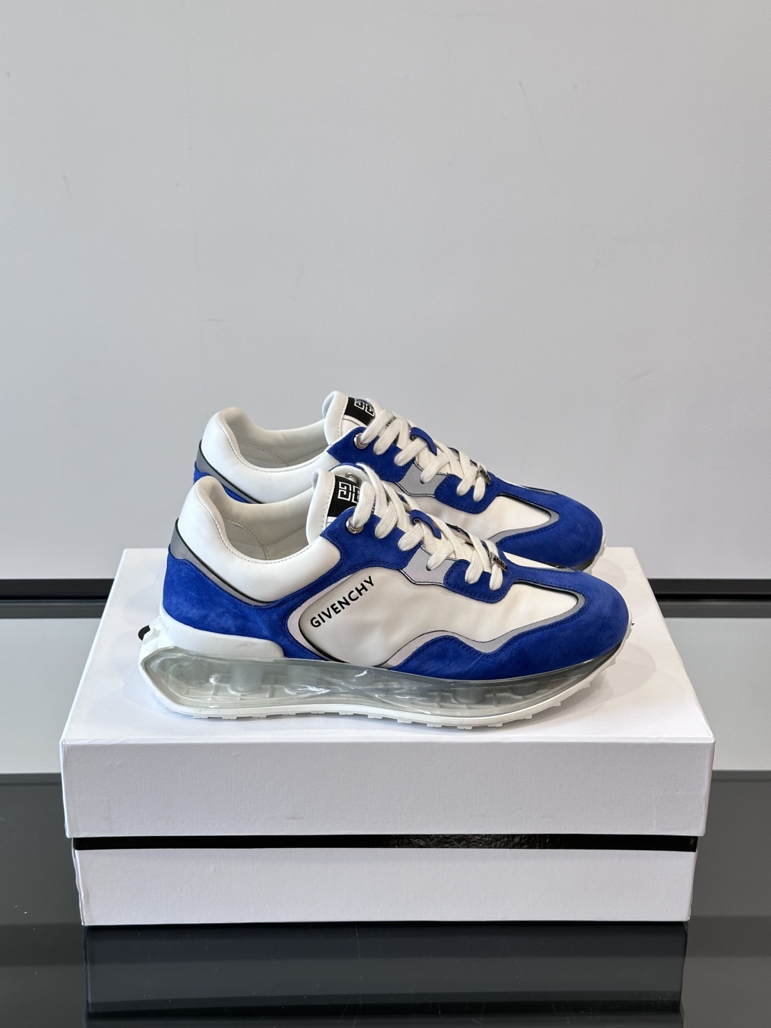 Givench*.纪梵希休闲运动鞋👟，采用进口小牛皮打造搭配气垫大底，鞋身饰有纪梵希金属logo，内里小