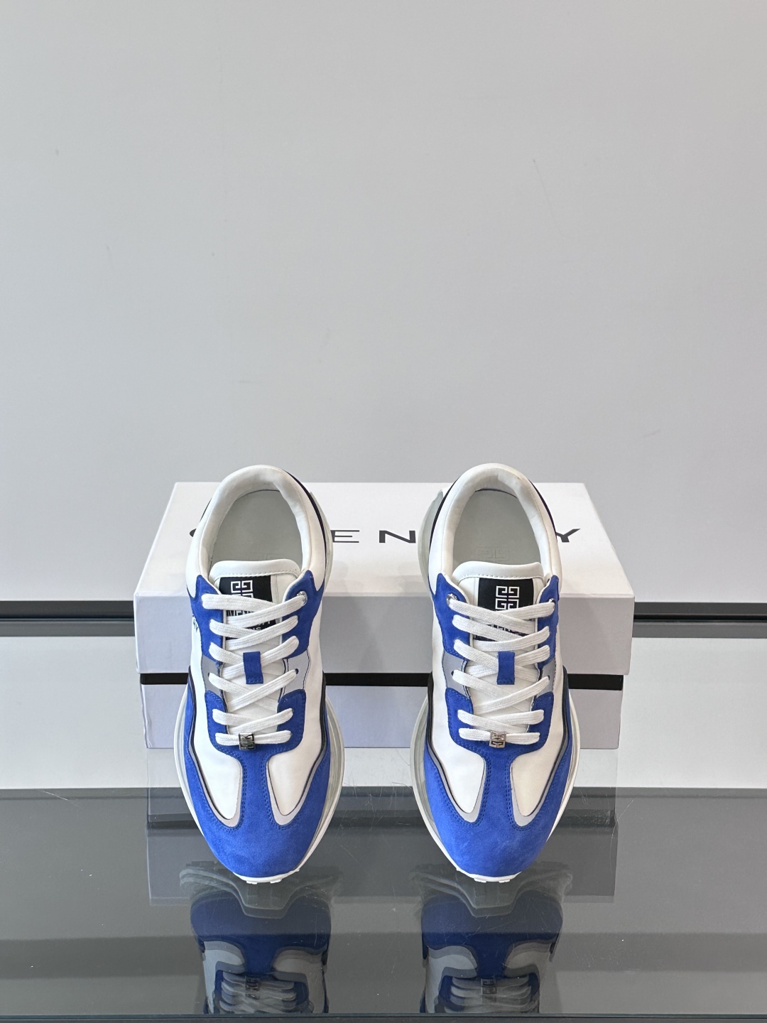 Givench*.纪梵希休闲运动鞋👟，采用进口小牛皮打造搭配气垫大底，鞋身饰有纪梵希金属logo，内里小