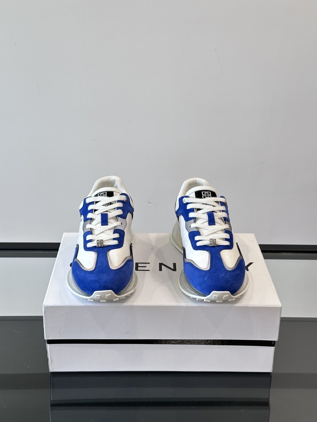 Givench*.纪梵希休闲运动鞋👟，采用进口小牛皮打造搭配气垫大底，鞋身饰有纪梵希金属logo，内里小