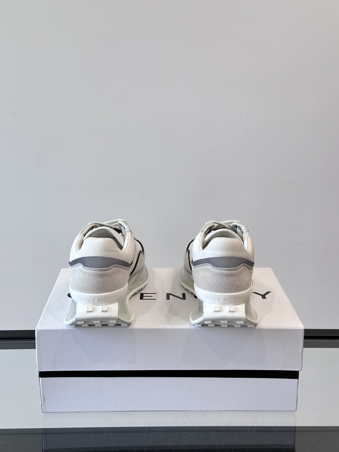 Givench*.纪梵希休闲运动鞋👟，采用进口小牛皮打造搭配气垫大底，鞋身饰有纪梵希金属logo，内里小