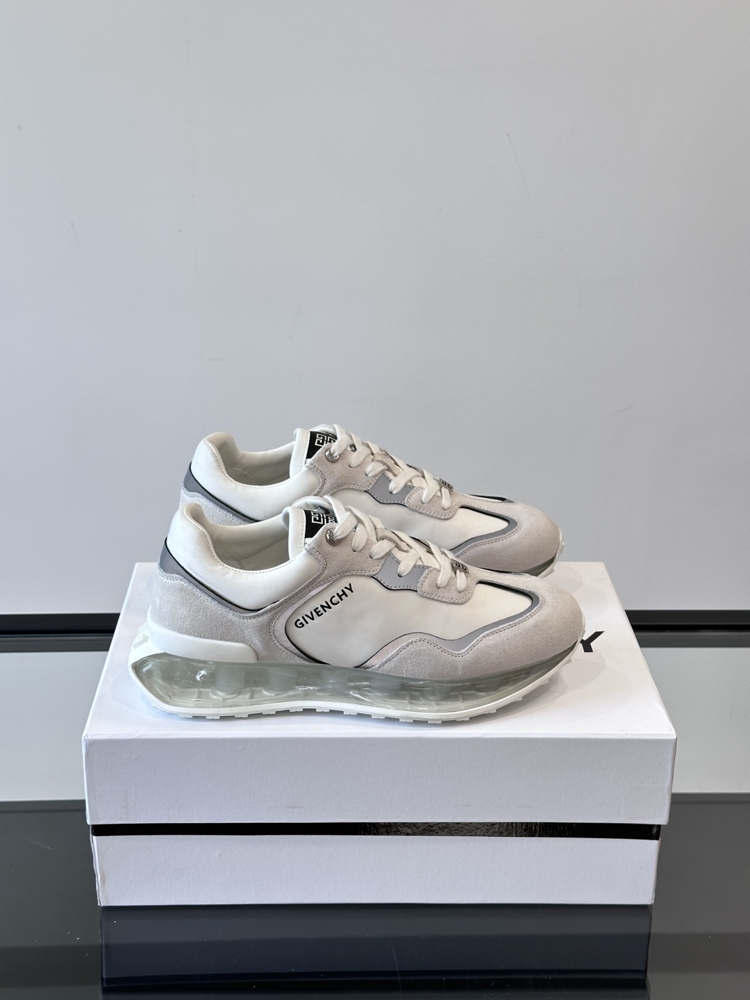 Givench*.纪梵希休闲运动鞋👟，采用进口小牛皮打造搭配气垫大底，鞋身饰有纪梵希金属logo，内里小