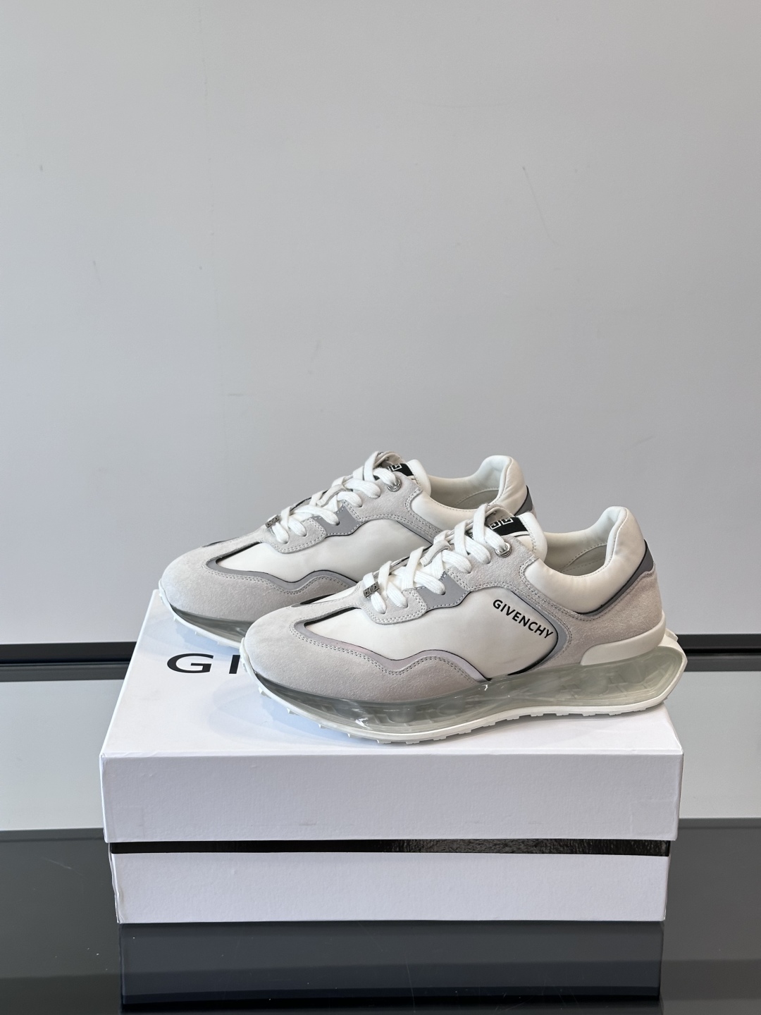 Givench*.纪梵希休闲运动鞋👟，采用进口小牛皮打造搭配气垫大底，鞋身饰有纪梵希金属logo，内里小