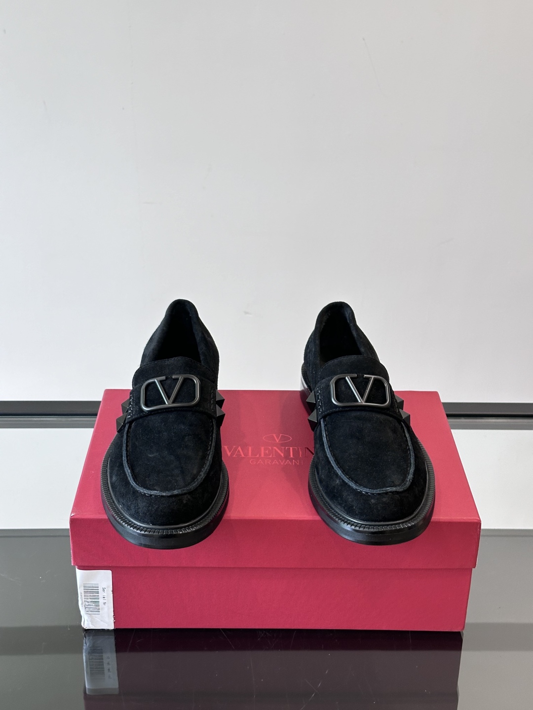 VALENTINO华伦天奴新款男士乐福鞋，铆钉装饰设计。时尚休闲皮鞋，这款乐福鞋采用进口牛皮鞋面，内里本