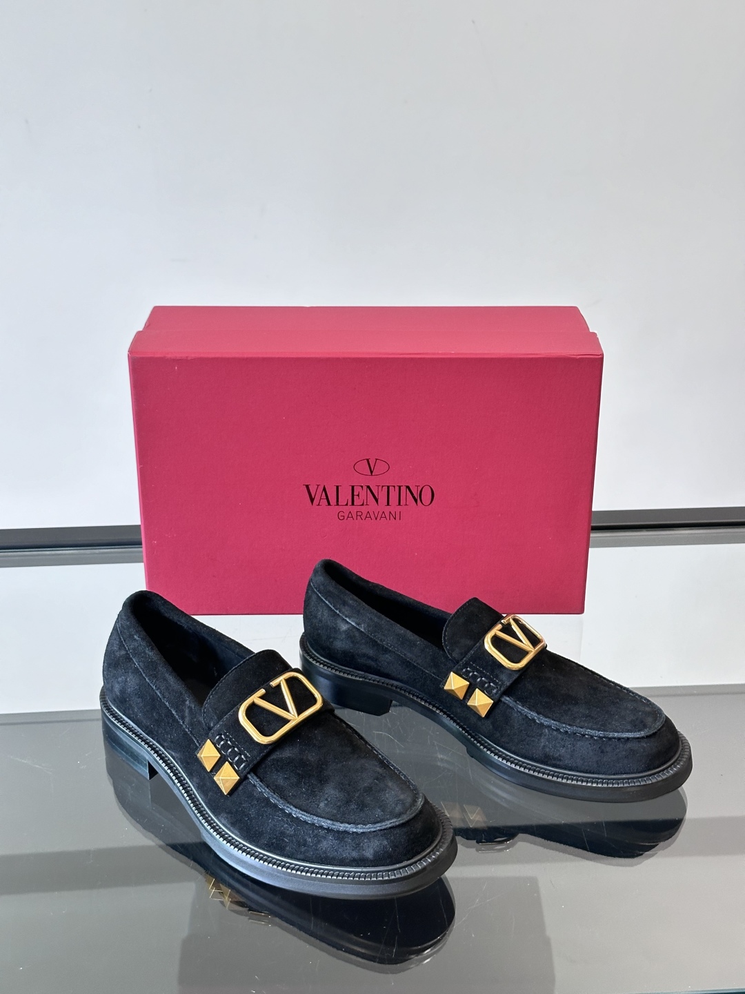 VALENTINO华伦天奴新款男士乐福鞋，铆钉装饰设计。时尚休闲皮鞋，这款乐福鞋采用进口牛皮鞋面，内里本
