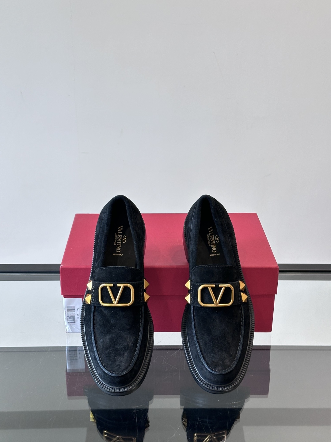 VALENTINO华伦天奴新款男士乐福鞋，铆钉装饰设计。时尚休闲皮鞋，这款乐福鞋采用进口牛皮鞋面，内里本