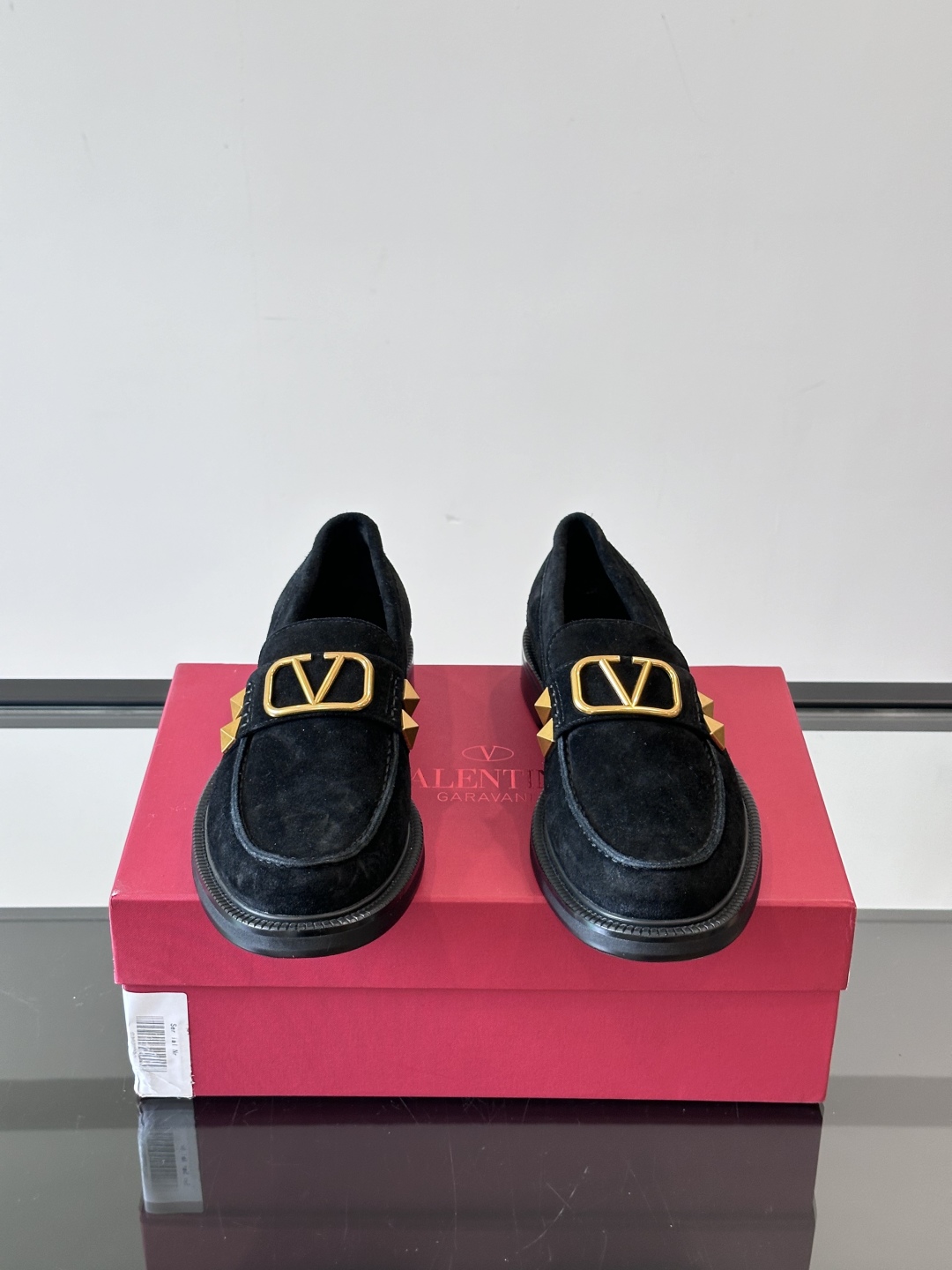 VALENTINO华伦天奴新款男士乐福鞋，铆钉装饰设计。时尚休闲皮鞋，这款乐福鞋采用进口牛皮鞋面，内里本