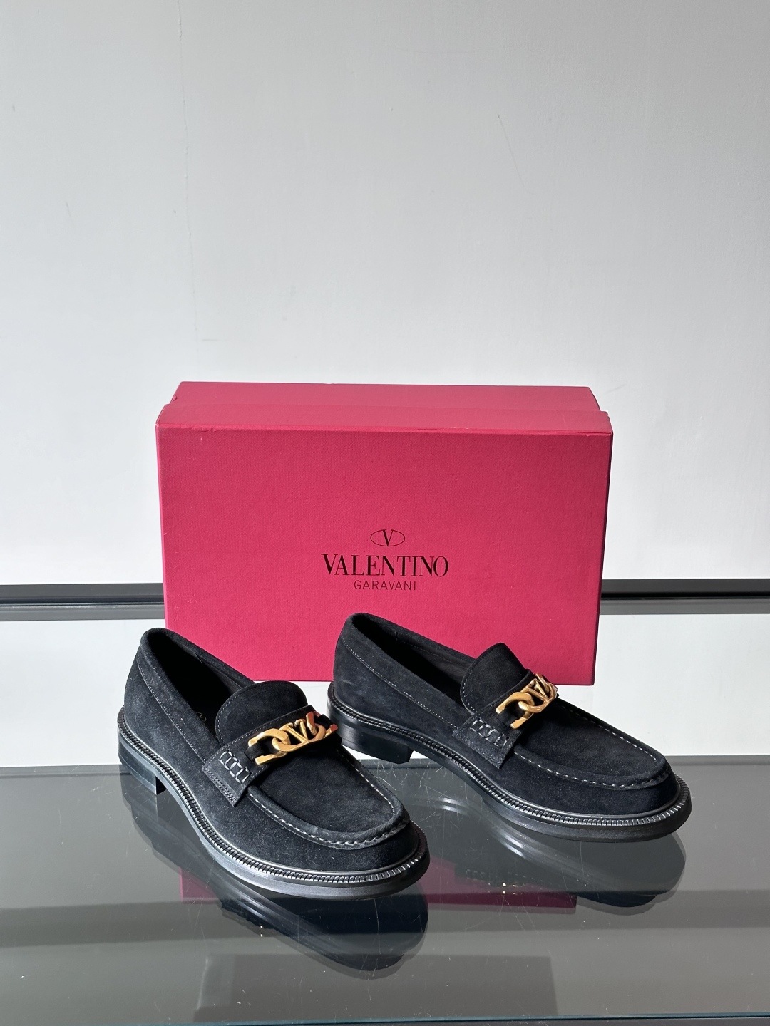 VALENTINO华伦天奴新款男士乐福鞋，品牌logo装饰设计。时尚休闲皮鞋，这款乐福鞋采用进口牛皮鞋面