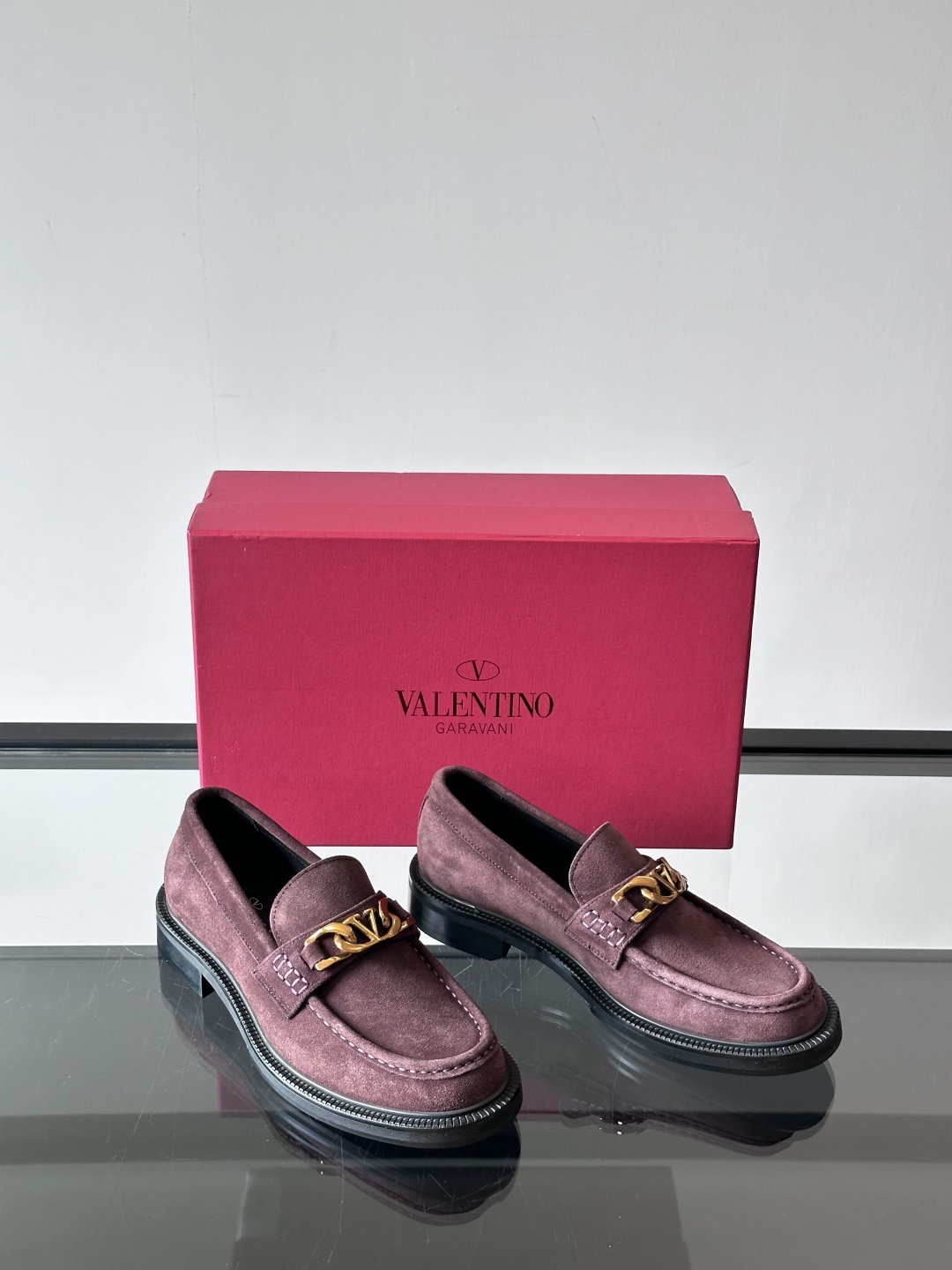 VALENTINO华伦天奴新款男士乐福鞋，品牌logo装饰设计。时尚休闲皮鞋，这款乐福鞋采用进口牛皮鞋面