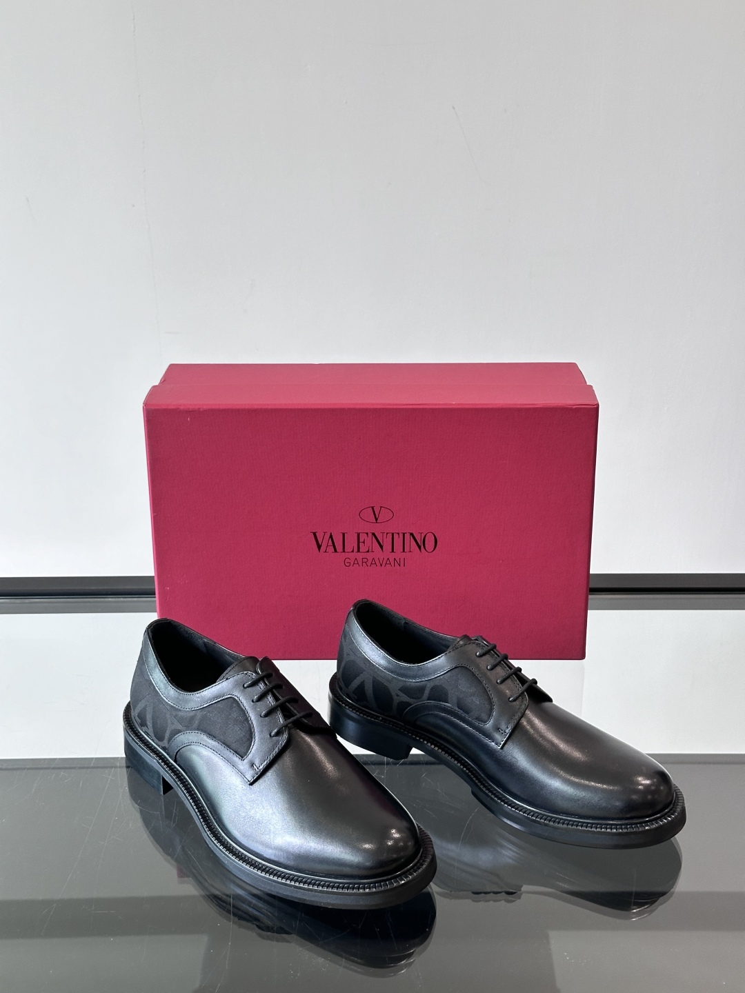 VALENTINO华伦天奴新款男士乐福鞋，时尚休闲皮鞋，这款乐福鞋采用进口牛皮鞋面，内里本染小牛皮 小牛