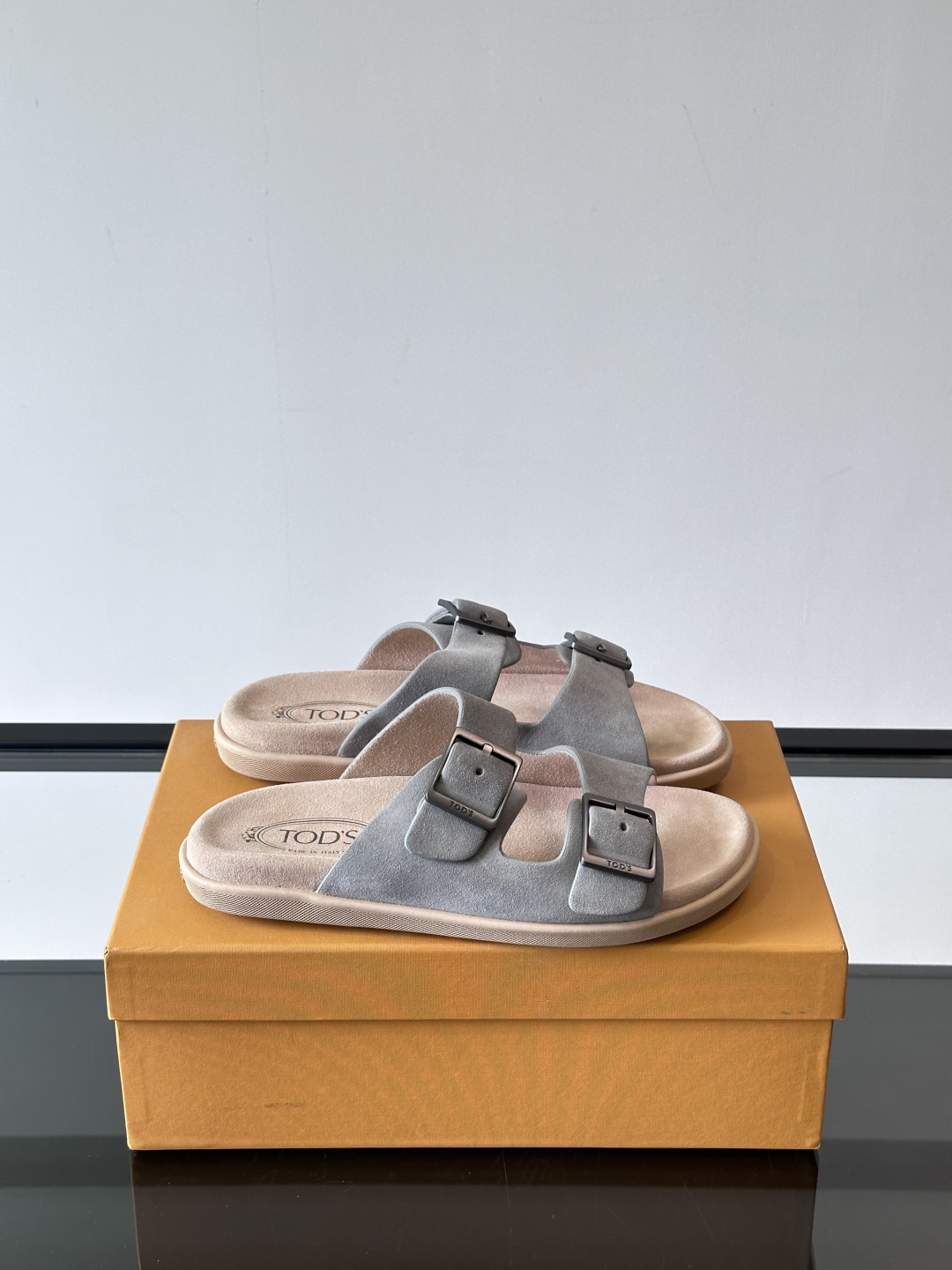 Tod‘s男士休闲男凉拖鞋，此款凉鞋选用进口头层牛皮，鞋面镶嵌品牌电镀工艺扣带，扣带可自行伸缩，脚肥脚廋