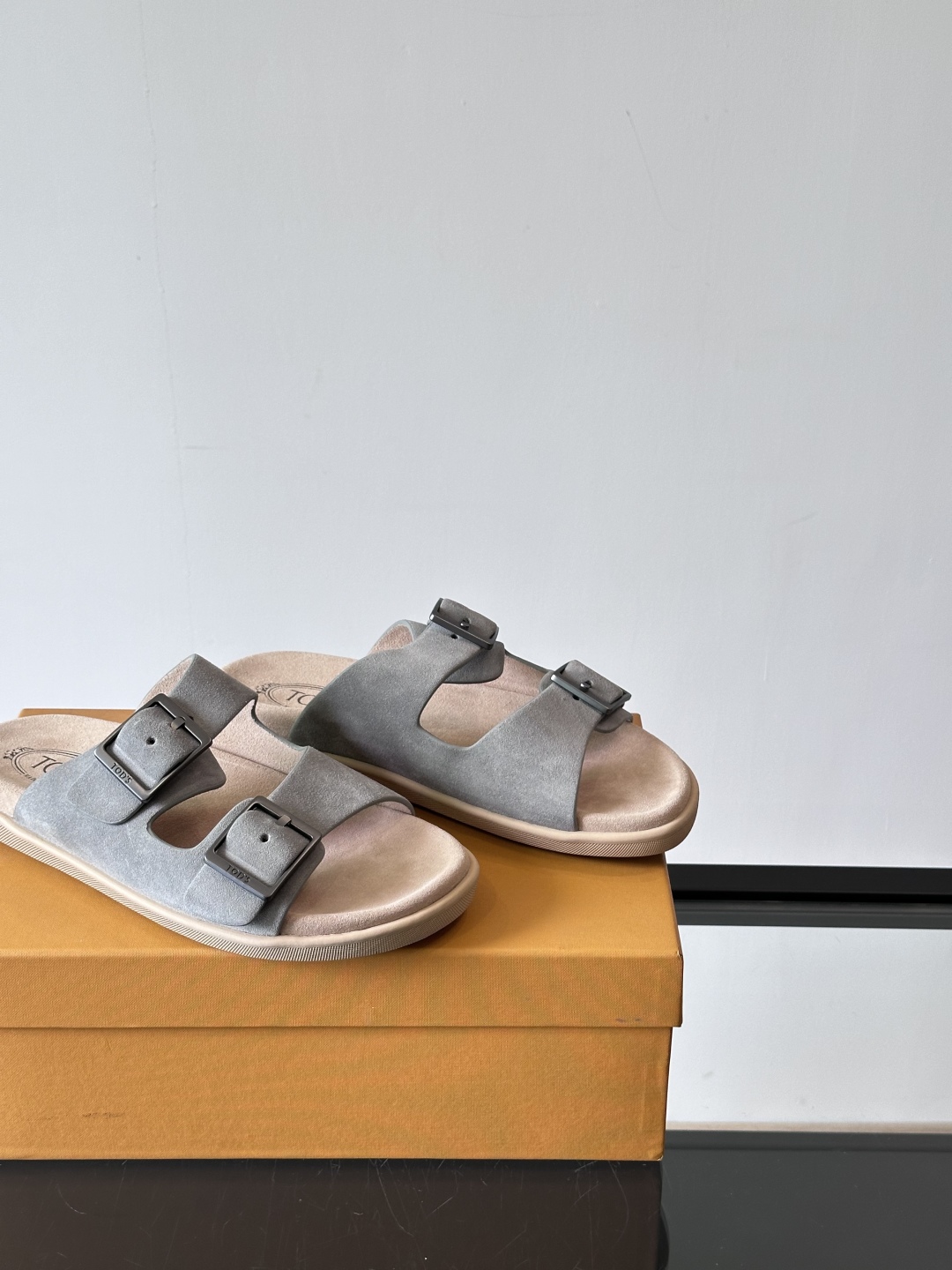 Tod‘s男士休闲男凉拖鞋，此款凉鞋选用进口头层牛皮，鞋面镶嵌品牌电镀工艺扣带，扣带可自行伸缩，脚肥脚廋