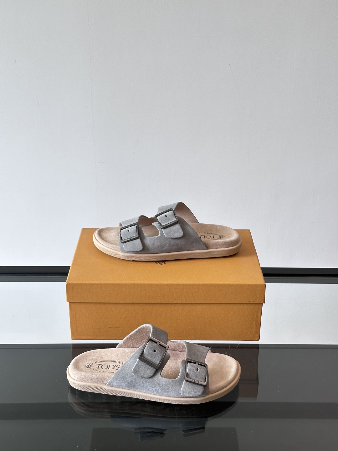 Tod‘s男士休闲男凉拖鞋，此款凉鞋选用进口头层牛皮，鞋面镶嵌品牌电镀工艺扣带，扣带可自行伸缩，脚肥脚廋