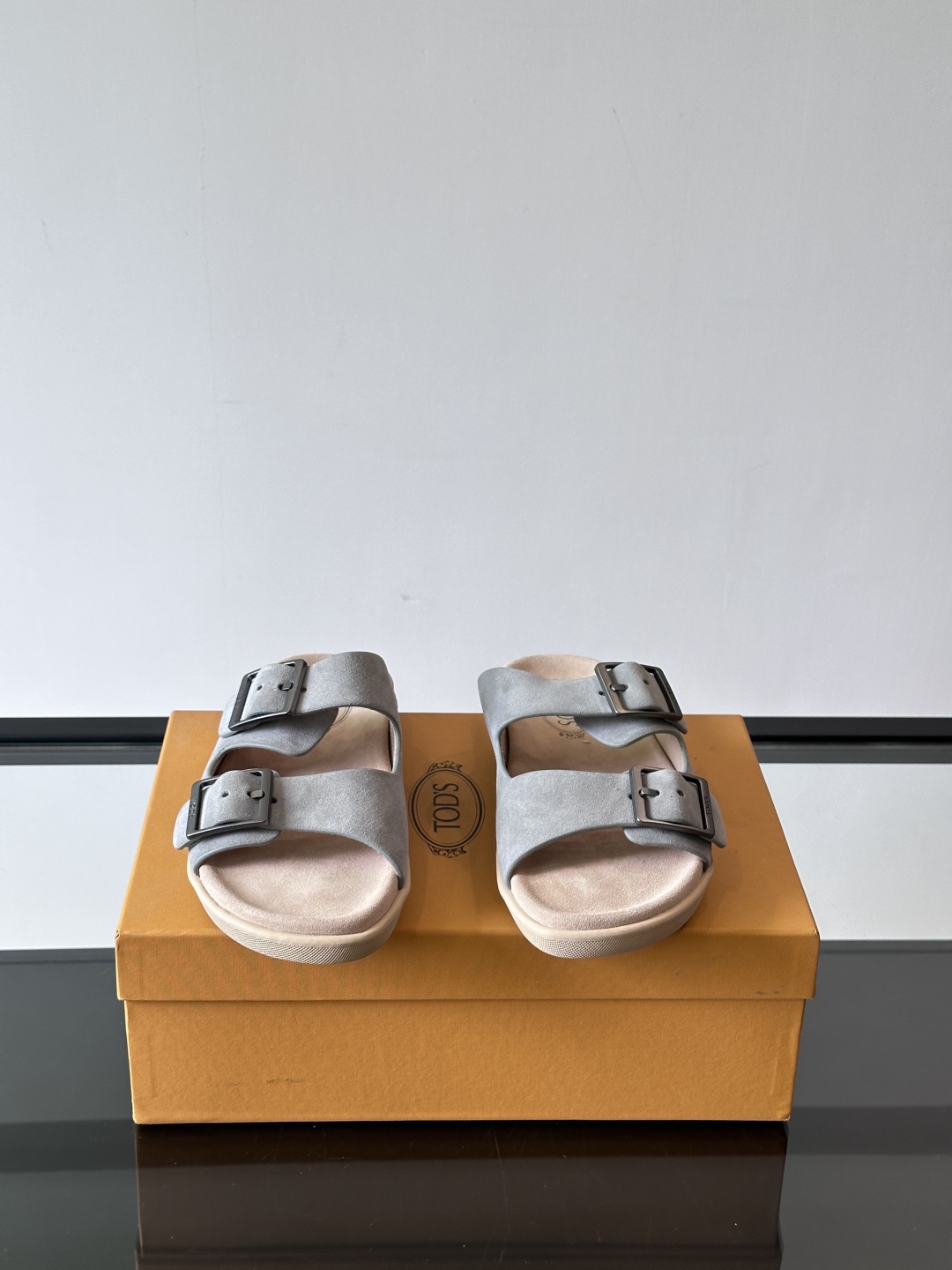 Tod‘s男士休闲男凉拖鞋，此款凉鞋选用进口头层牛皮，鞋面镶嵌品牌电镀工艺扣带，扣带可自行伸缩，脚肥脚廋