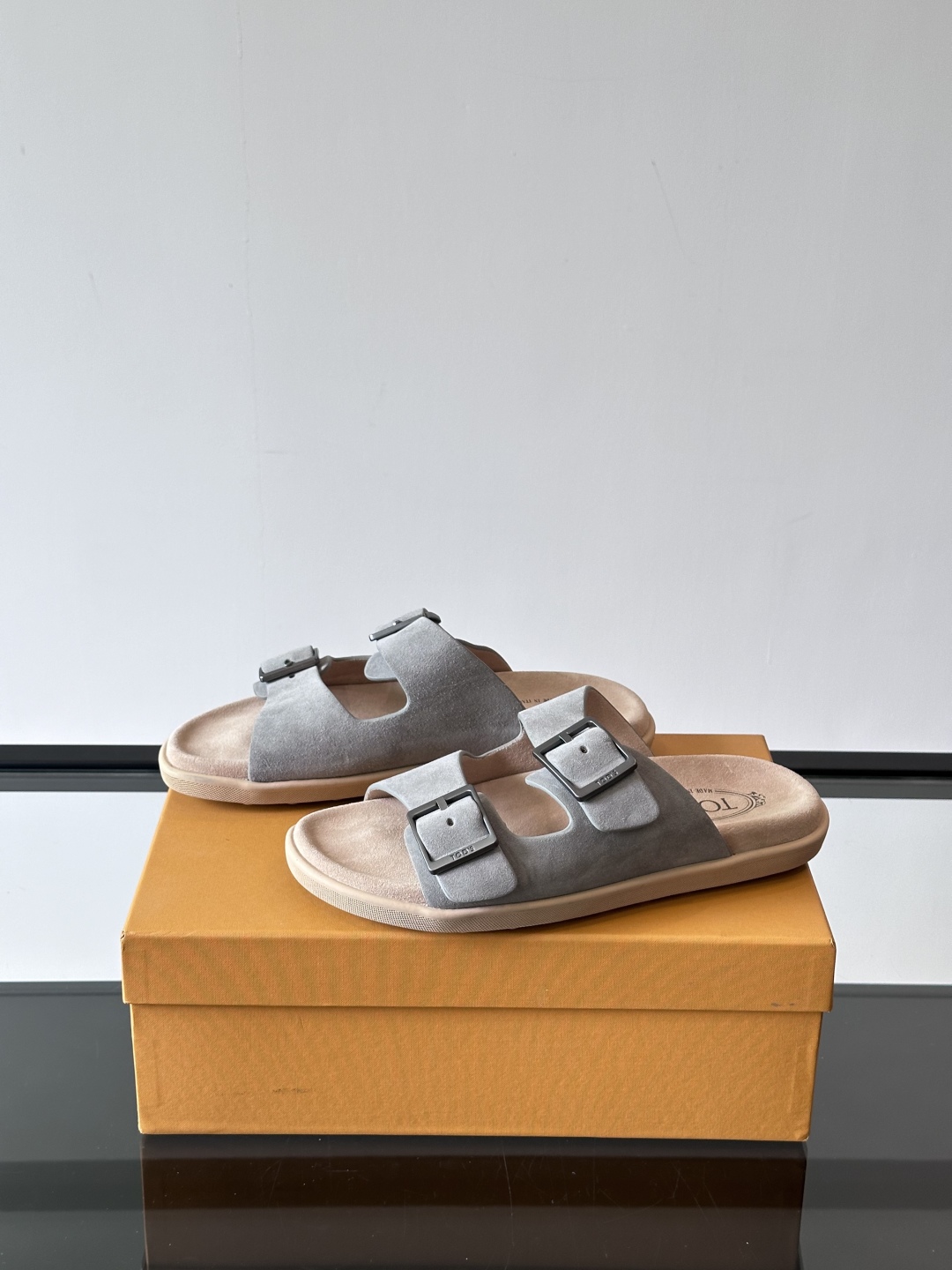 Tod‘s男士休闲男凉拖鞋，此款凉鞋选用进口头层牛皮，鞋面镶嵌品牌电镀工艺扣带，扣带可自行伸缩，脚肥脚廋