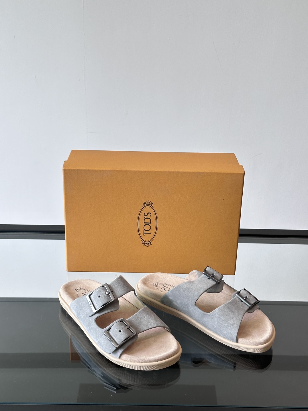 Tod‘s男士休闲男凉拖鞋，此款凉鞋选用进口头层牛皮，鞋面镶嵌品牌电镀工艺扣带，扣带可自行伸缩，脚肥脚廋