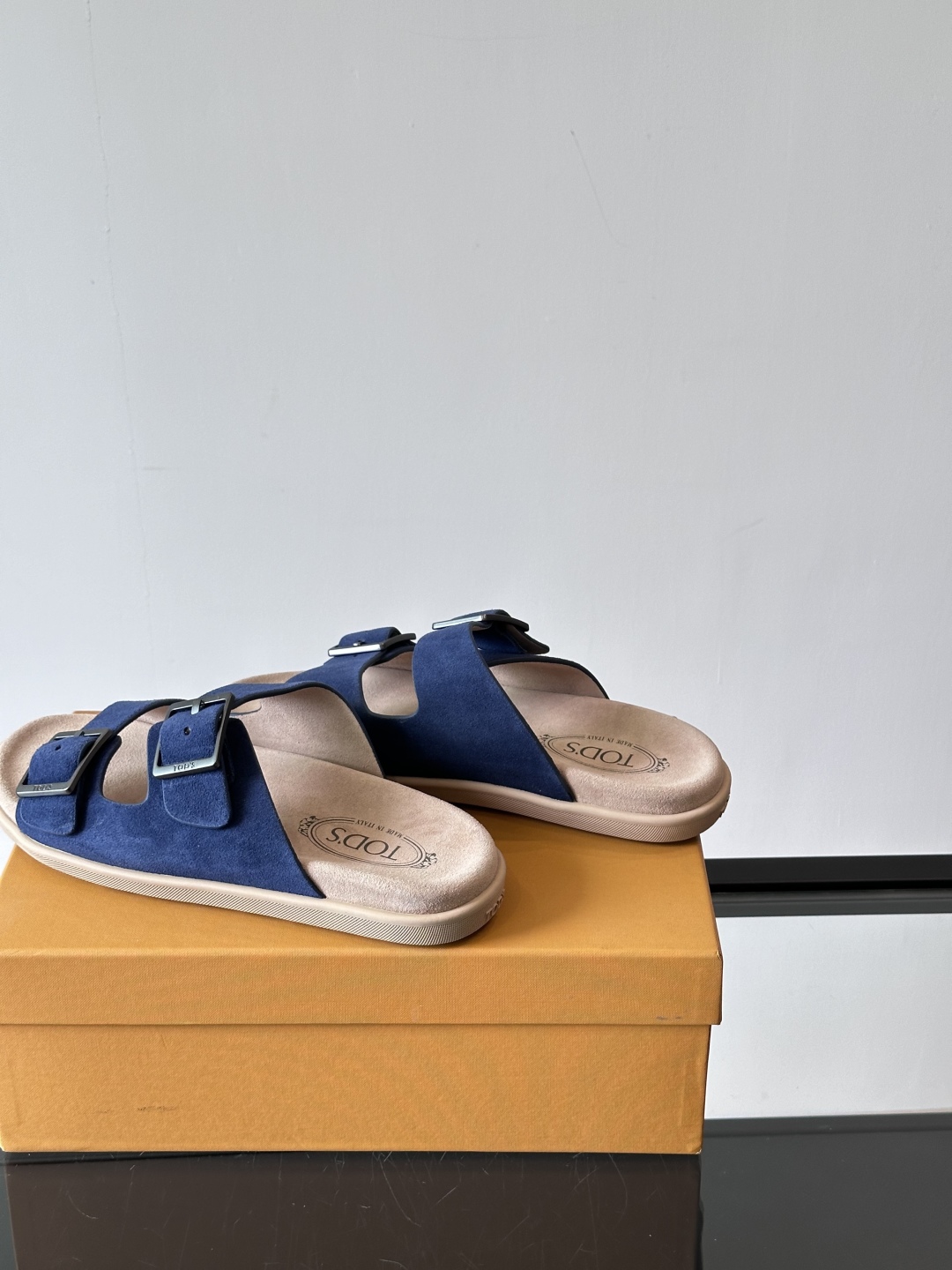 Tod‘s男士休闲男凉拖鞋，此款凉鞋选用进口头层牛皮，鞋面镶嵌品牌电镀工艺扣带，扣带可自行伸缩，脚肥脚廋