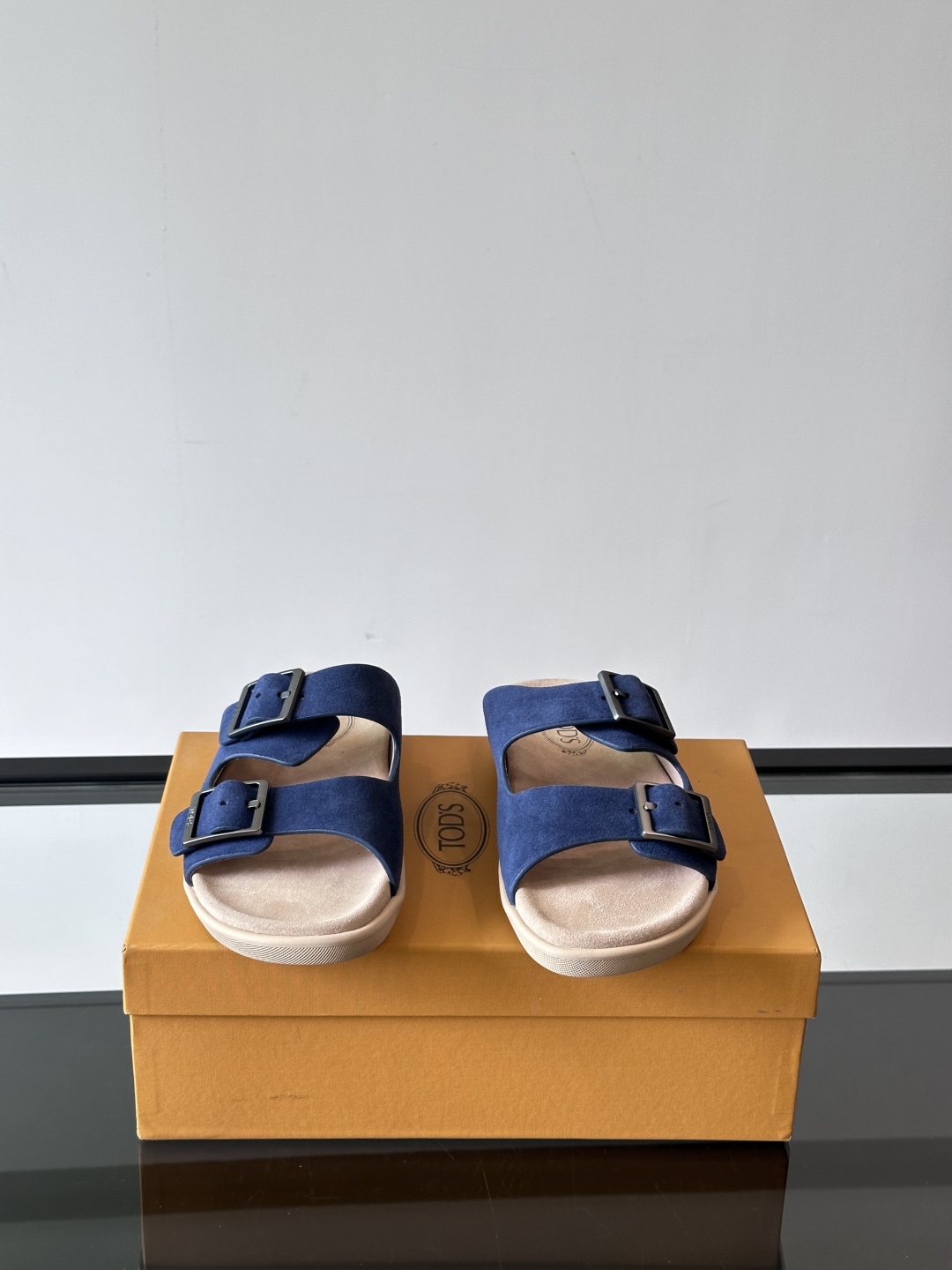 Tod‘s男士休闲男凉拖鞋，此款凉鞋选用进口头层牛皮，鞋面镶嵌品牌电镀工艺扣带，扣带可自行伸缩，脚肥脚廋