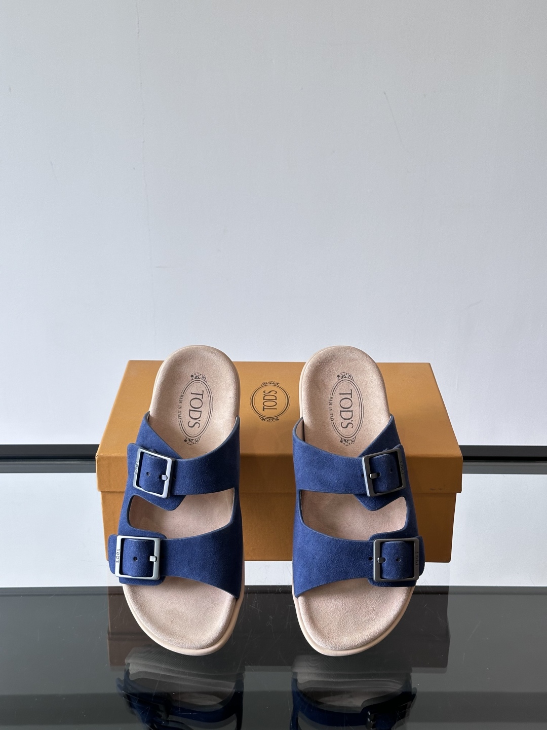 Tod‘s男士休闲男凉拖鞋，此款凉鞋选用进口头层牛皮，鞋面镶嵌品牌电镀工艺扣带，扣带可自行伸缩，脚肥脚廋
