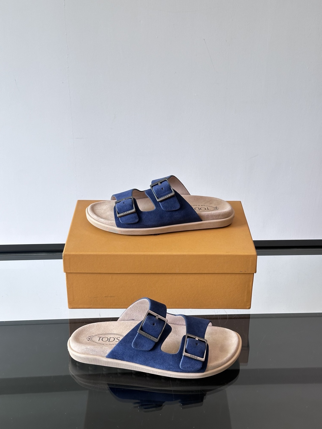 Tod‘s男士休闲男凉拖鞋，此款凉鞋选用进口头层牛皮，鞋面镶嵌品牌电镀工艺扣带，扣带可自行伸缩，脚肥脚廋