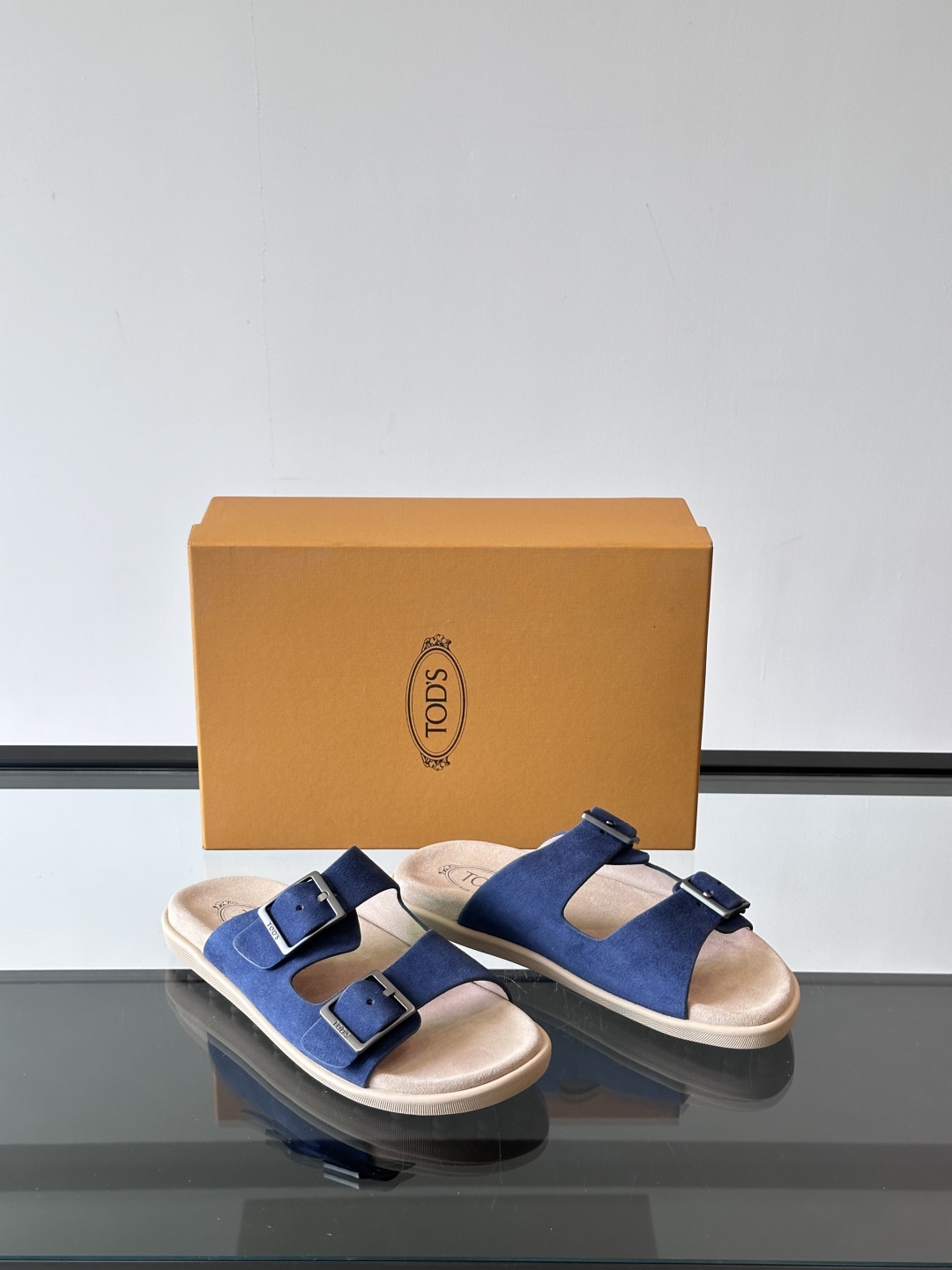 Tod‘s男士休闲男凉拖鞋，此款凉鞋选用进口头层牛皮，鞋面镶嵌品牌电镀工艺扣带，扣带可自行伸缩，脚肥脚廋