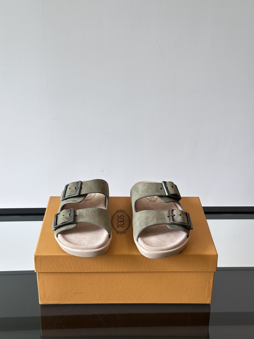 Tod‘s男士休闲男凉拖鞋，此款凉鞋选用进口头层牛皮，鞋面镶嵌品牌电镀工艺扣带，扣带可自行伸缩，脚肥脚廋