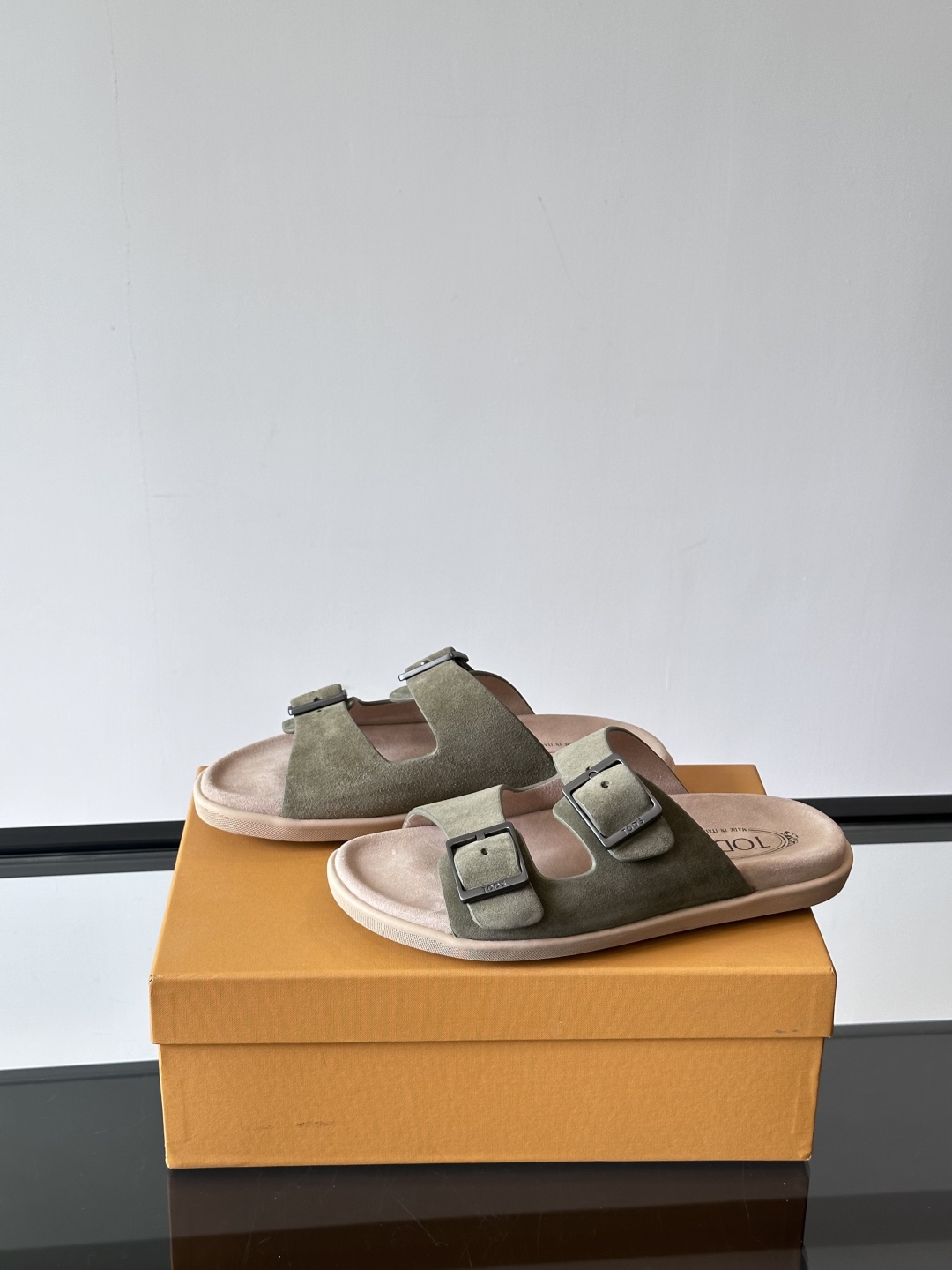 Tod‘s男士休闲男凉拖鞋，此款凉鞋选用进口头层牛皮，鞋面镶嵌品牌电镀工艺扣带，扣带可自行伸缩，脚肥脚廋