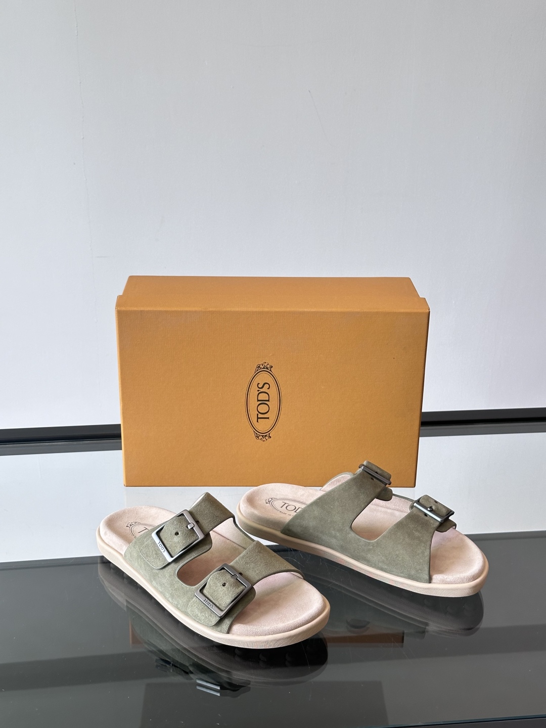 Tod‘s男士休闲男凉拖鞋，此款凉鞋选用进口头层牛皮，鞋面镶嵌品牌电镀工艺扣带，扣带可自行伸缩，脚肥脚廋