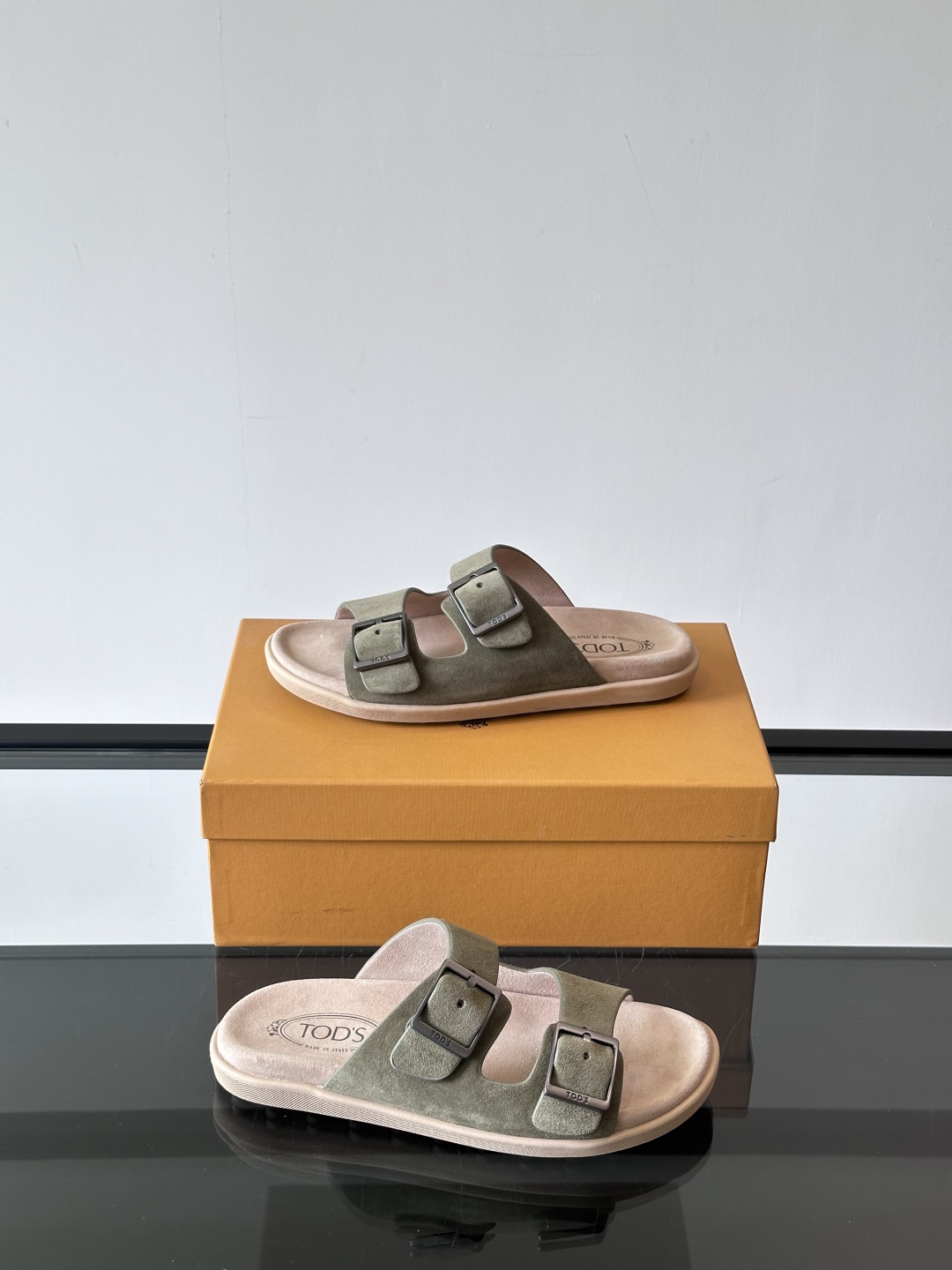 Tod‘s男士休闲男凉拖鞋，此款凉鞋选用进口头层牛皮，鞋面镶嵌品牌电镀工艺扣带，扣带可自行伸缩，脚肥脚廋