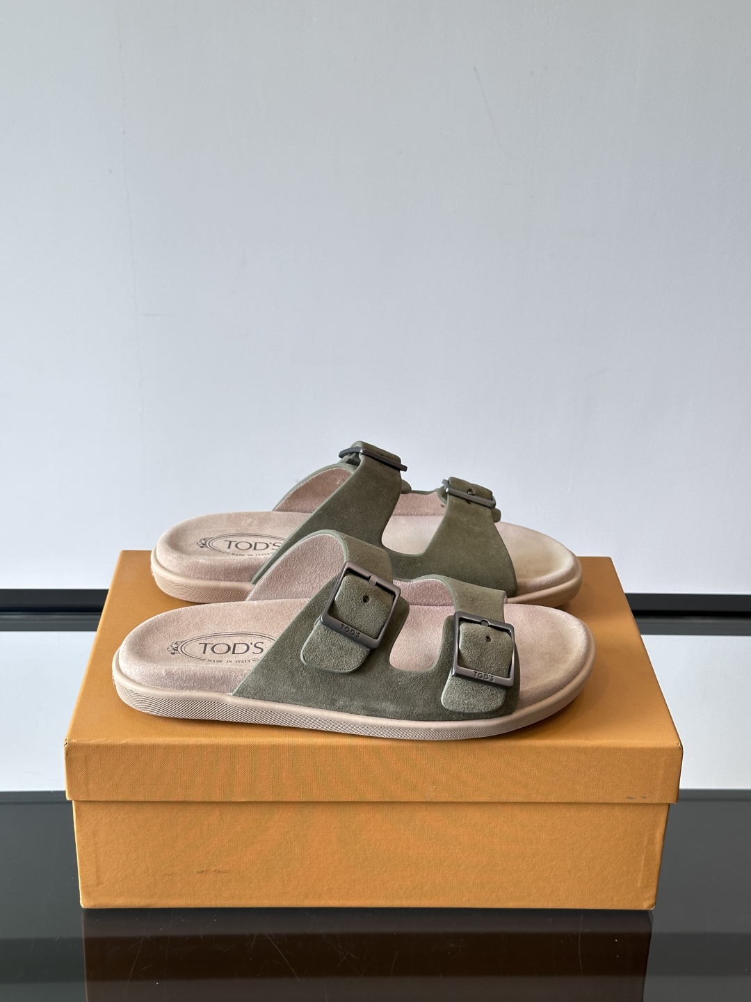 Tod‘s男士休闲男凉拖鞋，此款凉鞋选用进口头层牛皮，鞋面镶嵌品牌电镀工艺扣带，扣带可自行伸缩，脚肥脚廋