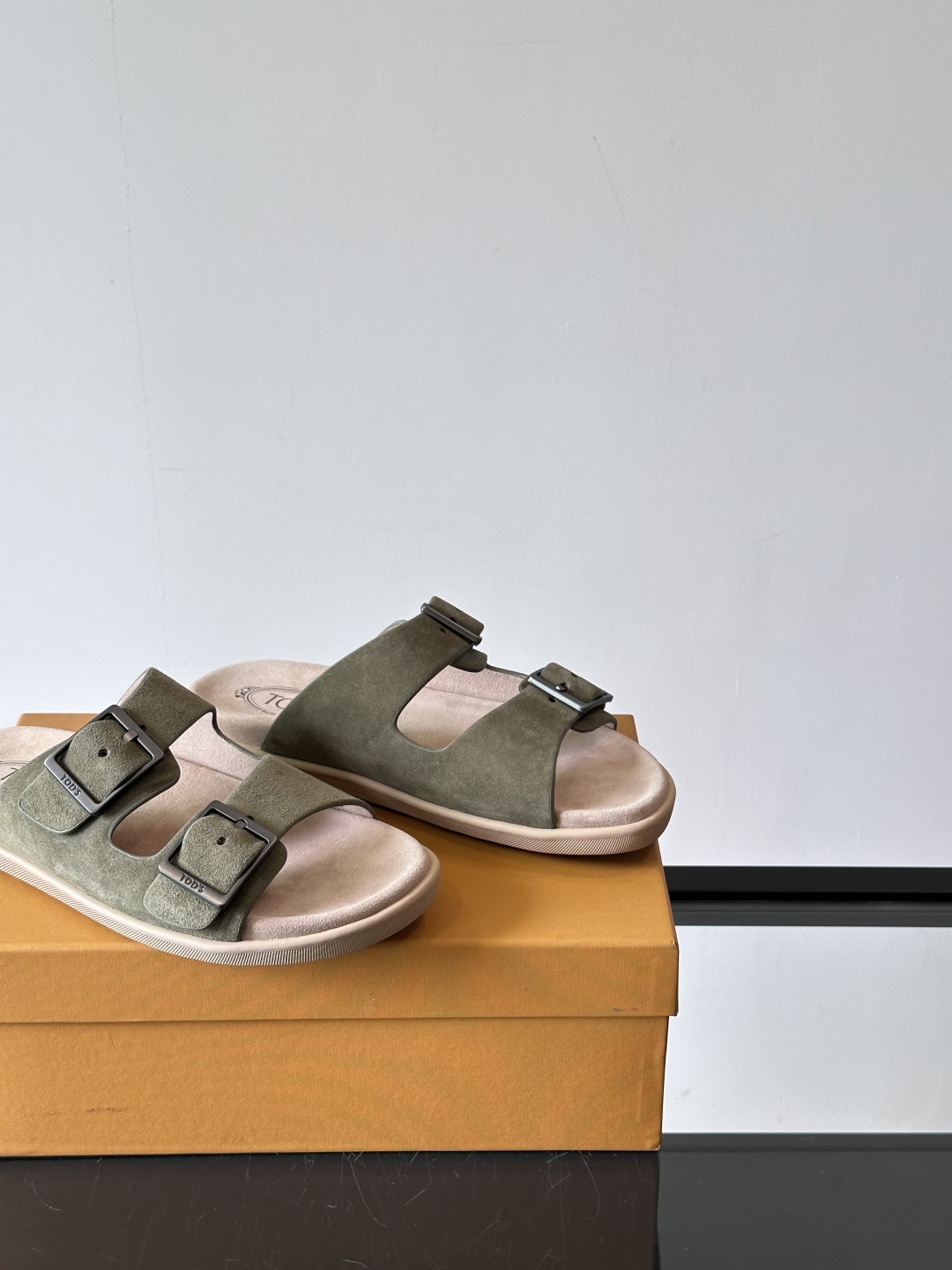 Tod‘s男士休闲男凉拖鞋，此款凉鞋选用进口头层牛皮，鞋面镶嵌品牌电镀工艺扣带，扣带可自行伸缩，脚肥脚廋
