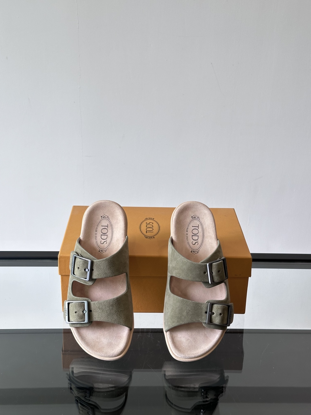 Tod‘s男士休闲男凉拖鞋，此款凉鞋选用进口头层牛皮，鞋面镶嵌品牌电镀工艺扣带，扣带可自行伸缩，脚肥脚廋