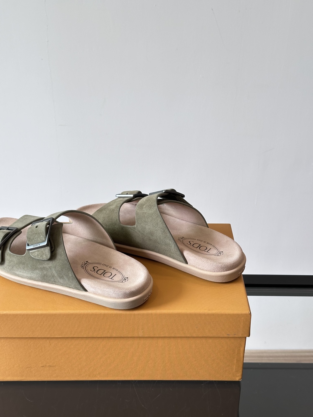 Tod‘s男士休闲男凉拖鞋，此款凉鞋选用进口头层牛皮，鞋面镶嵌品牌电镀工艺扣带，扣带可自行伸缩，脚肥脚廋