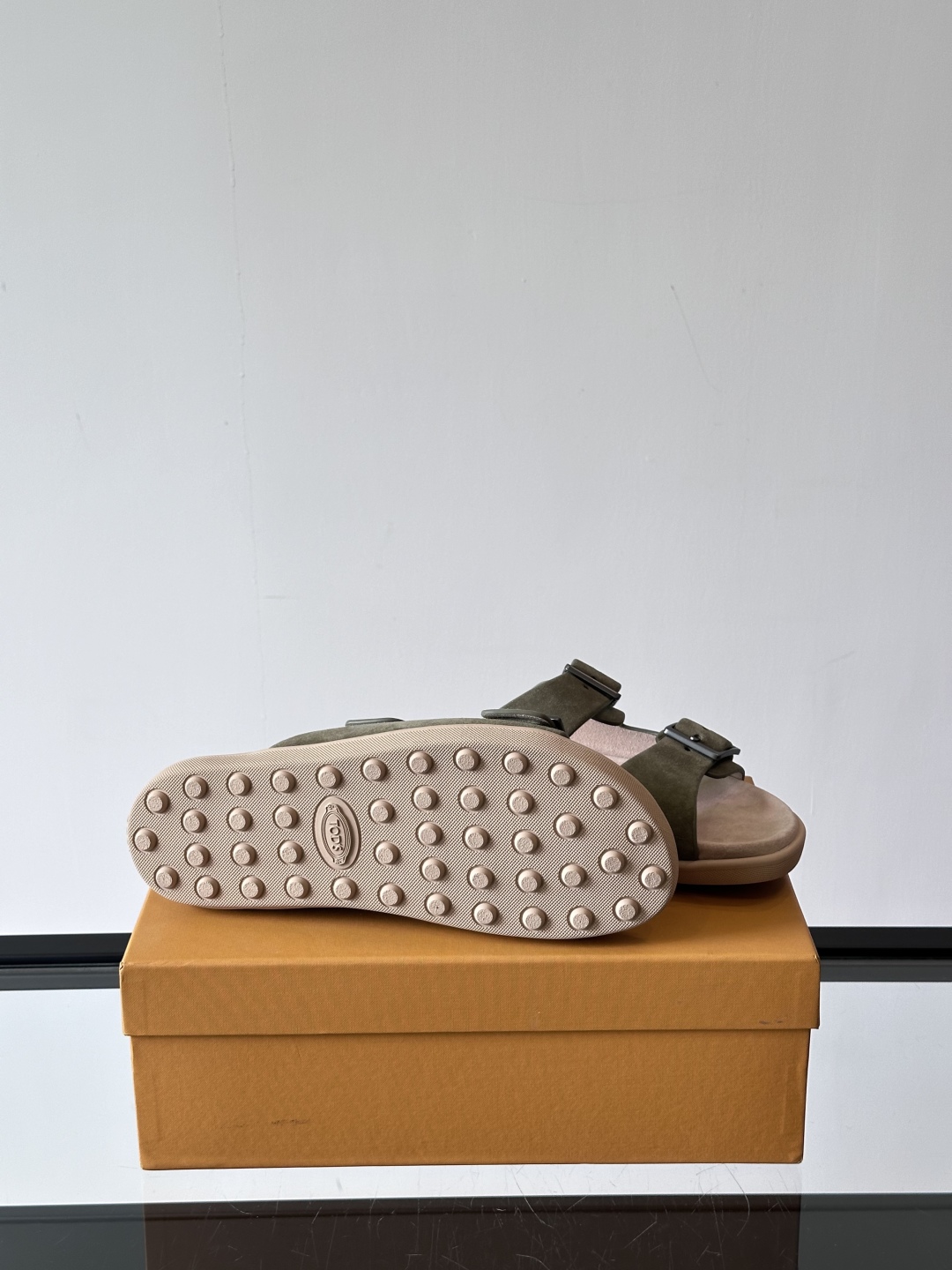 Tod‘s男士休闲男凉拖鞋，此款凉鞋选用进口头层牛皮，鞋面镶嵌品牌电镀工艺扣带，扣带可自行伸缩，脚肥脚廋